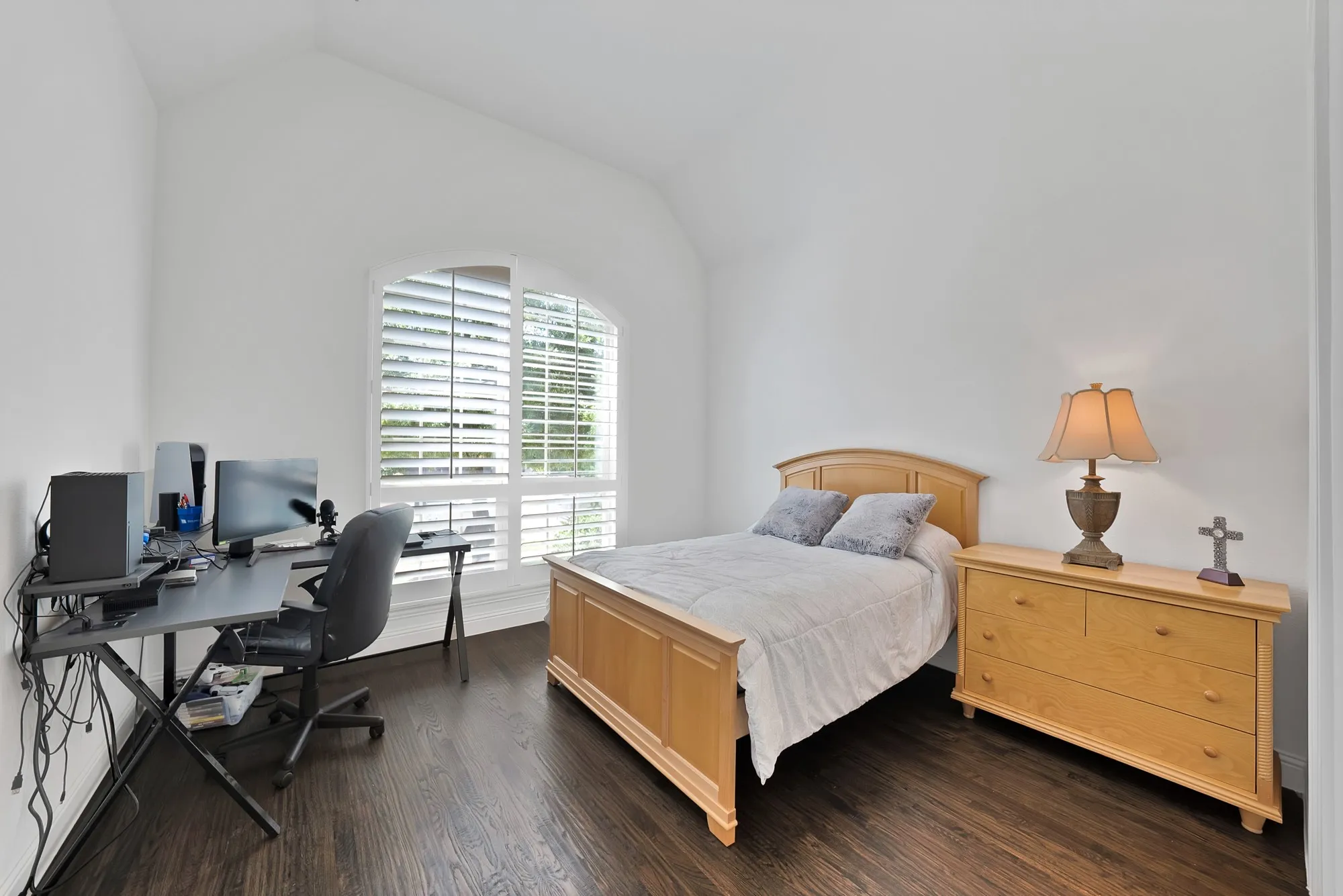 Single Family Residence For Sale in Denton County , 8260 Halifax, The Colony, Texas 75056, 3 Bedroom, 4 Bathroom, 2 Garage spaces, 2,540 Sqft, built in 2020, mls#21320689, Real Estate Agent in The Colony, Homes For Sale in Denton county, Homes For Sale in The Colony, Realtor in The Colony Texas, Real Estate Brokerage Independent Realty Texas, Luminita Cordes Realtor