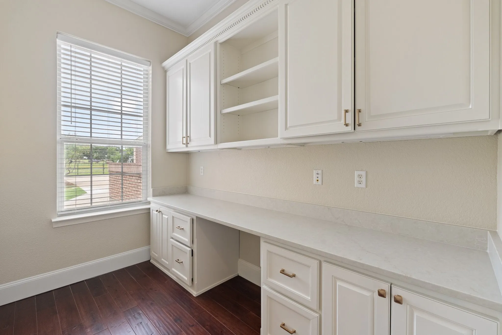 Single Family Residence For Sale in Tarrant County , 6035 Oak Hollow Drive, Burleson, Texas 76028, 5 Bedroom, 6 Bathroom, 3 Garage spaces, 6,410 Sqft, built in 1992, mls#21320630, Real Estate Agent in Burleson, Homes For Sale in Tarrant county, Homes For Sale in Burleson, Realtor in Burleson Texas, Real Estate Brokerage Independent Realty Texas, Luminita Cordes Realtor