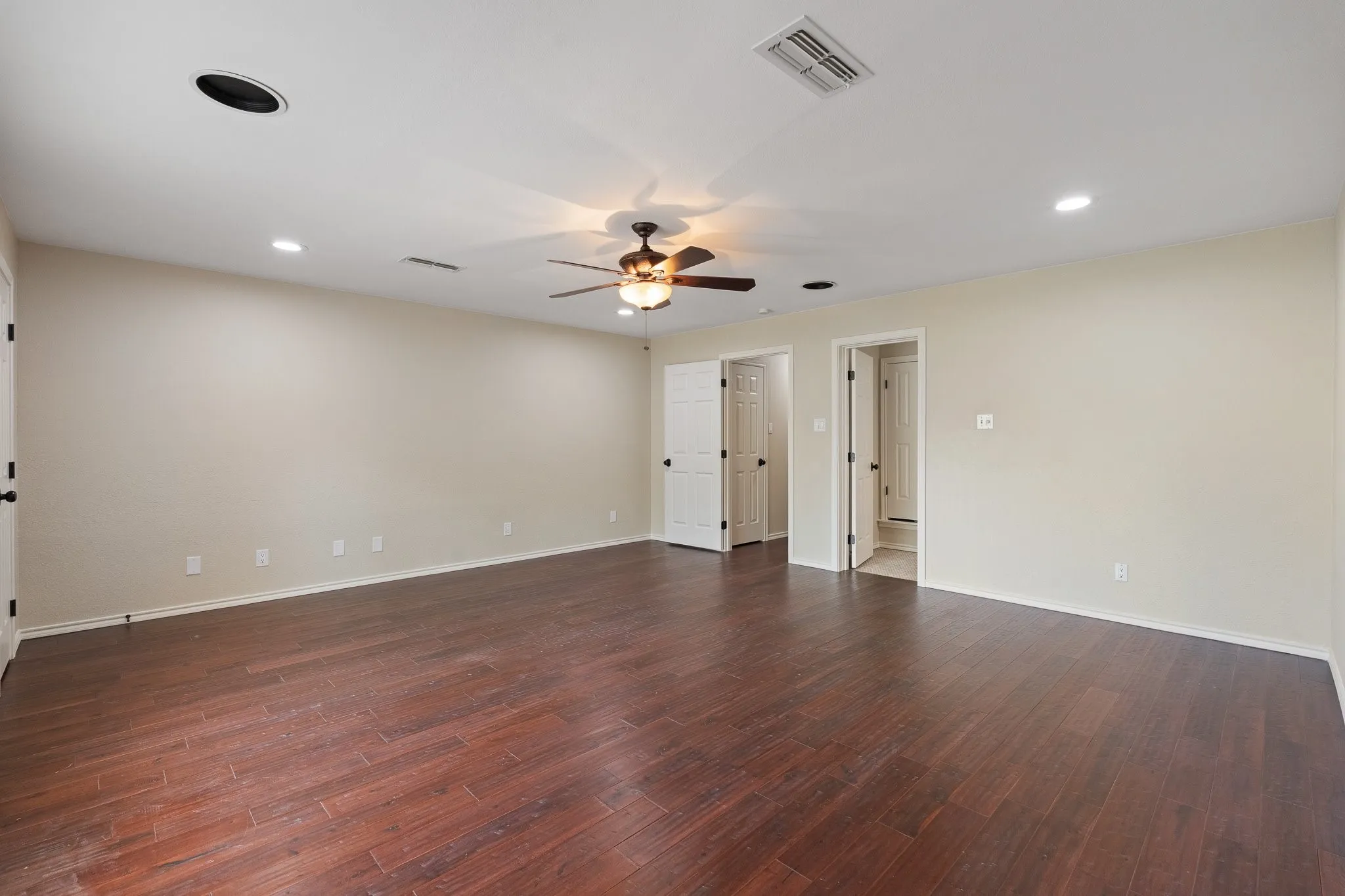 Single Family Residence For Sale in Tarrant County , 6035 Oak Hollow Drive, Burleson, Texas 76028, 5 Bedroom, 6 Bathroom, 3 Garage spaces, 6,410 Sqft, built in 1992, mls#21320630, Real Estate Agent in Burleson, Homes For Sale in Tarrant county, Homes For Sale in Burleson, Realtor in Burleson Texas, Real Estate Brokerage Independent Realty Texas, Luminita Cordes Realtor