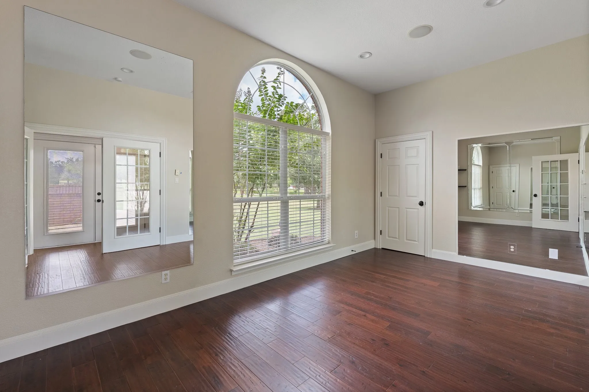 Single Family Residence For Sale in Tarrant County , 6035 Oak Hollow Drive, Burleson, Texas 76028, 5 Bedroom, 6 Bathroom, 3 Garage spaces, 6,410 Sqft, built in 1992, mls#21320630, Real Estate Agent in Burleson, Homes For Sale in Tarrant county, Homes For Sale in Burleson, Realtor in Burleson Texas, Real Estate Brokerage Independent Realty Texas, Luminita Cordes Realtor
