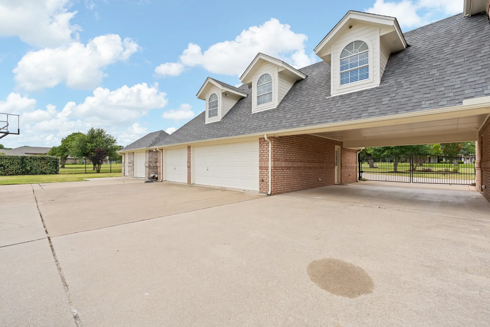 Single Family Residence For Sale in Tarrant County , 6035 Oak Hollow Drive, Burleson, Texas 76028, 5 Bedroom, 6 Bathroom, 3 Garage spaces, 6,410 Sqft, built in 1992, mls#21320630, Real Estate Agent in Burleson, Homes For Sale in Tarrant county, Homes For Sale in Burleson, Realtor in Burleson Texas, Real Estate Brokerage Independent Realty Texas, Luminita Cordes Realtor