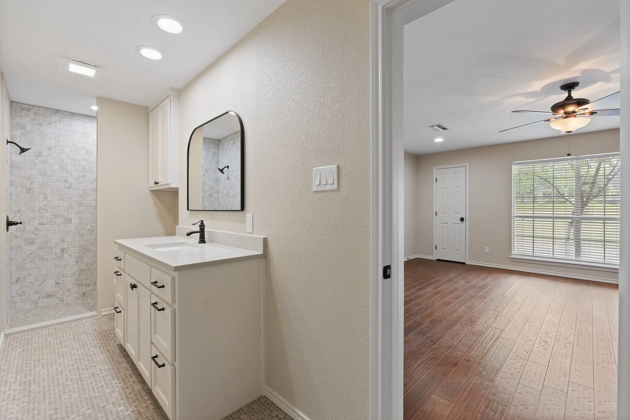 Single Family Residence For Sale in Tarrant County , 6035 Oak Hollow Drive, Burleson, Texas 76028, 5 Bedroom, 6 Bathroom, 3 Garage spaces, 6,410 Sqft, built in 1992, mls#21320630, Real Estate Agent in Burleson, Homes For Sale in Tarrant county, Homes For Sale in Burleson, Realtor in Burleson Texas, Real Estate Brokerage Independent Realty Texas, Luminita Cordes Realtor