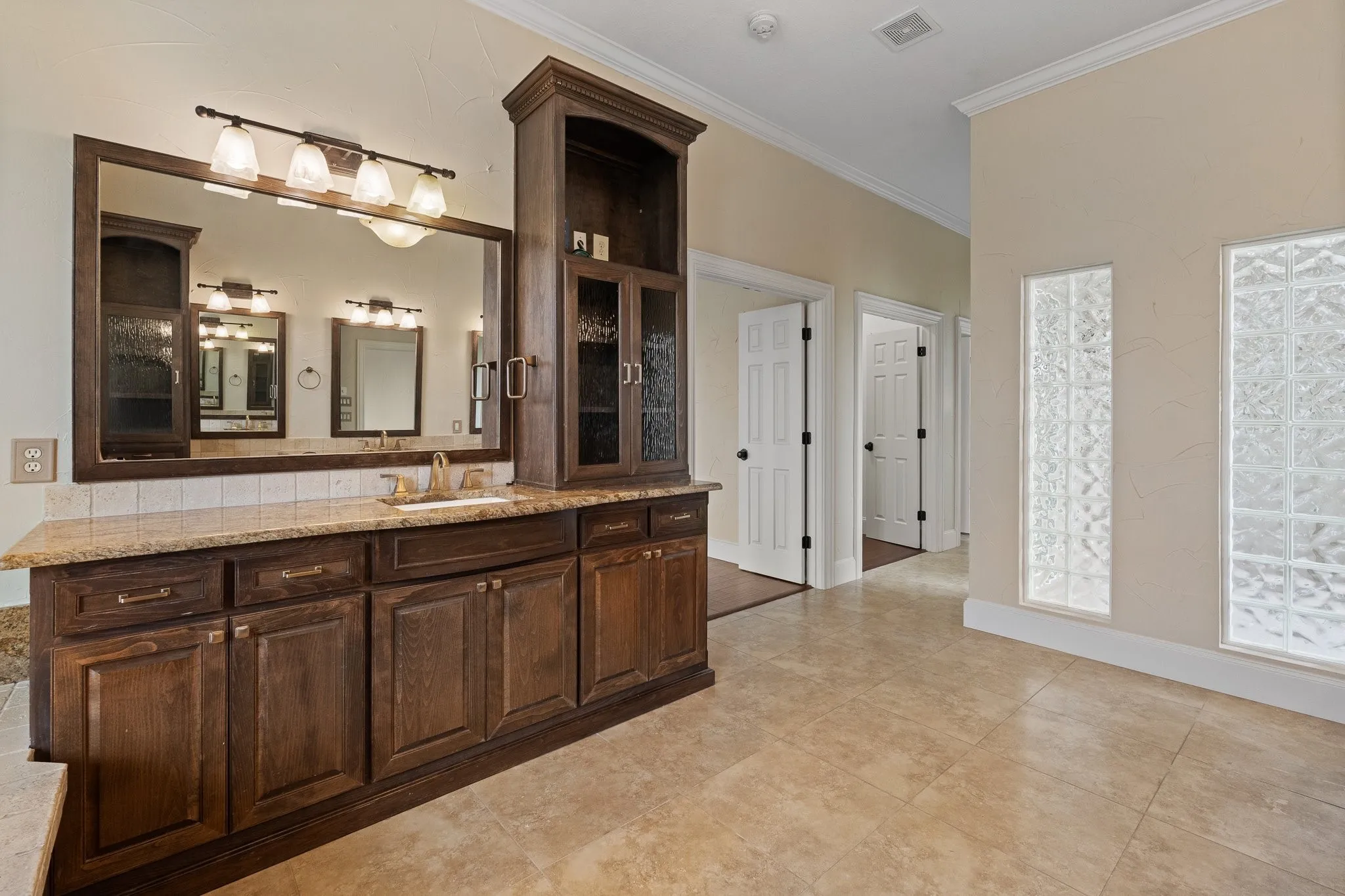 Single Family Residence For Sale in Tarrant County , 6035 Oak Hollow Drive, Burleson, Texas 76028, 5 Bedroom, 6 Bathroom, 3 Garage spaces, 6,410 Sqft, built in 1992, mls#21320630, Real Estate Agent in Burleson, Homes For Sale in Tarrant county, Homes For Sale in Burleson, Realtor in Burleson Texas, Real Estate Brokerage Independent Realty Texas, Luminita Cordes Realtor