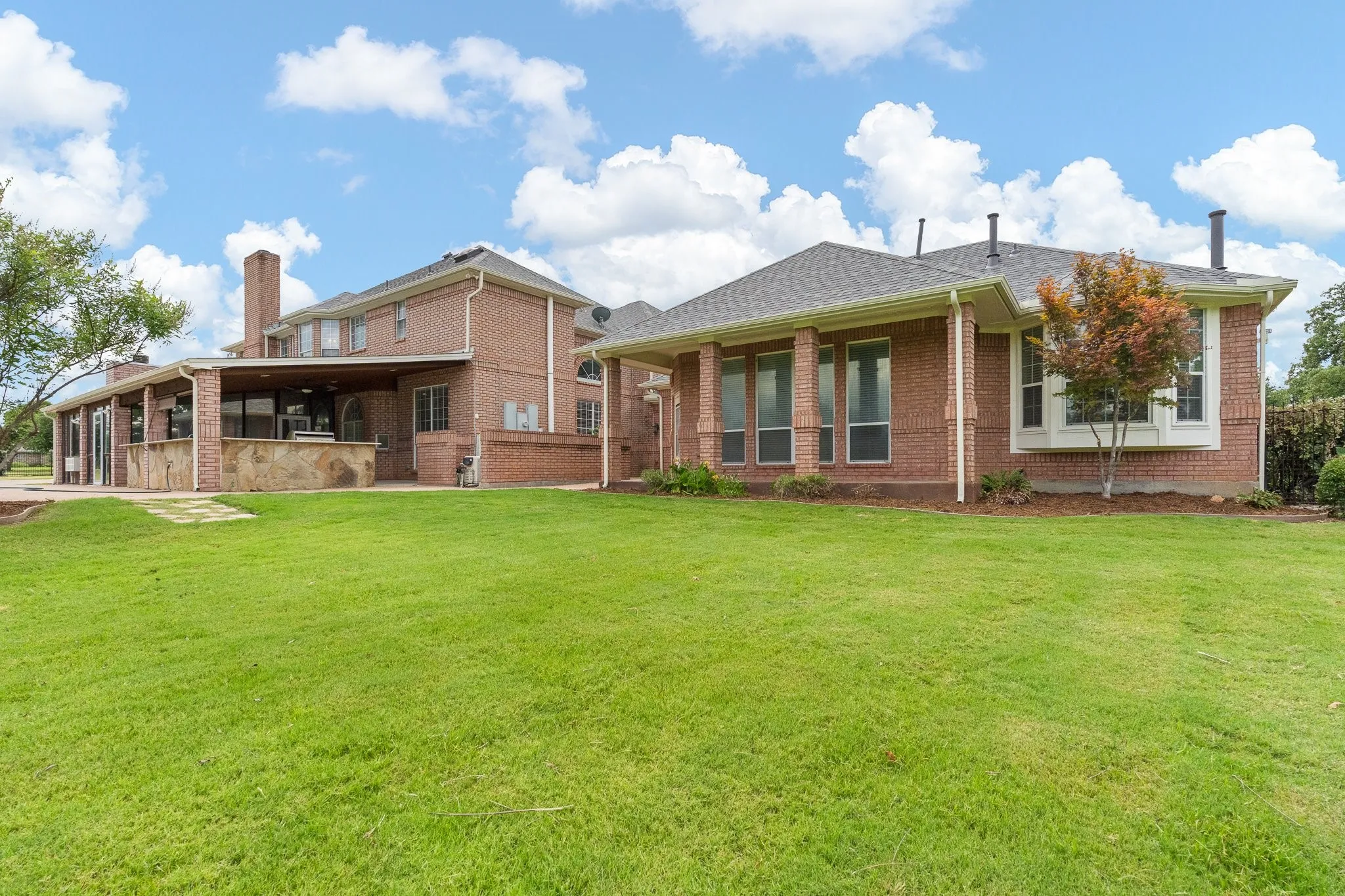 Single Family Residence For Sale in Tarrant County , 6035 Oak Hollow Drive, Burleson, Texas 76028, 5 Bedroom, 6 Bathroom, 3 Garage spaces, 6,410 Sqft, built in 1992, mls#21320630, Real Estate Agent in Burleson, Homes For Sale in Tarrant county, Homes For Sale in Burleson, Realtor in Burleson Texas, Real Estate Brokerage Independent Realty Texas, Luminita Cordes Realtor