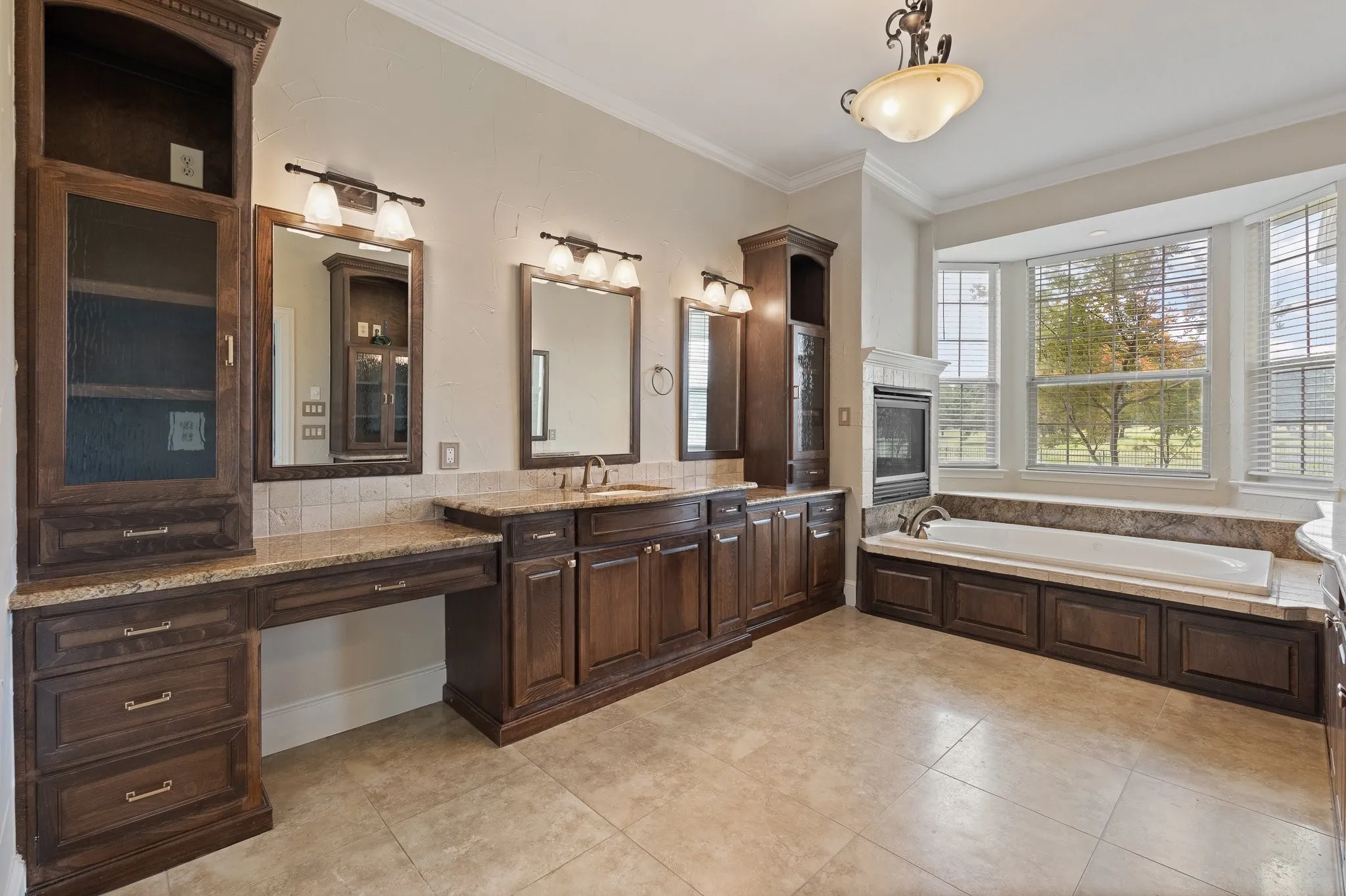Single Family Residence For Sale in Tarrant County , 6035 Oak Hollow Drive, Burleson, Texas 76028, 5 Bedroom, 6 Bathroom, 3 Garage spaces, 6,410 Sqft, built in 1992, mls#21320630, Real Estate Agent in Burleson, Homes For Sale in Tarrant county, Homes For Sale in Burleson, Realtor in Burleson Texas, Real Estate Brokerage Independent Realty Texas, Luminita Cordes Realtor