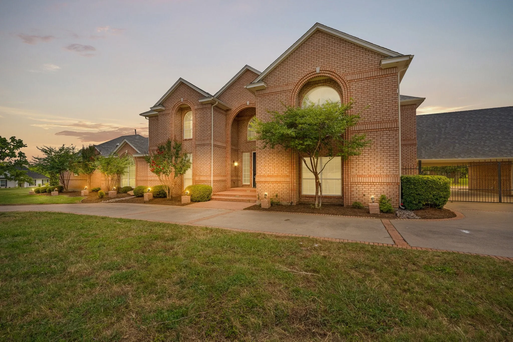Single Family Residence For Sale in Tarrant County , 6035 Oak Hollow Drive, Burleson, Texas 76028, 5 Bedroom, 6 Bathroom, 3 Garage spaces, 6,410 Sqft, built in 1992, mls#21320630, Real Estate Agent in Burleson, Homes For Sale in Tarrant county, Homes For Sale in Burleson, Realtor in Burleson Texas, Real Estate Brokerage Independent Realty Texas, Luminita Cordes Realtor