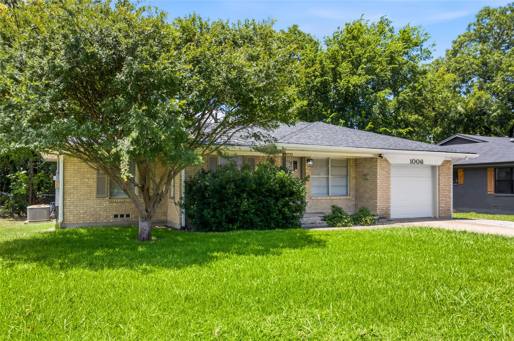 Single Family Residence For Rent in Grayson County , 1006 N Grant Drive, Sherman, Texas 75092, 3 Bedroom, 2 Bathroom, 1 Garage spaces, 1,210 Sqft, built in 1960, mls#21305164, Real Estate Agent in Sherman, Homes For Rent in Grayson county, Homes For Rent in Sherman, Realtor in Sherman Texas, Real Estate Brokerage Independent Realty Texas, Luminita Cordes Realtor