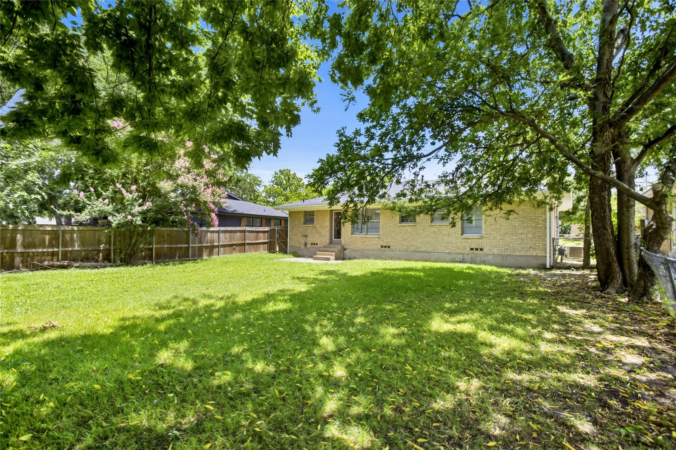 Single Family Residence For Rent in Grayson County , 1006 N Grant Drive, Sherman, Texas 75092, 3 Bedroom, 2 Bathroom, 1 Garage spaces, 1,210 Sqft, built in 1960, mls#21305164, Real Estate Agent in Sherman, Homes For Rent in Grayson county, Homes For Rent in Sherman, Realtor in Sherman Texas, Real Estate Brokerage Independent Realty Texas, Luminita Cordes Realtor
