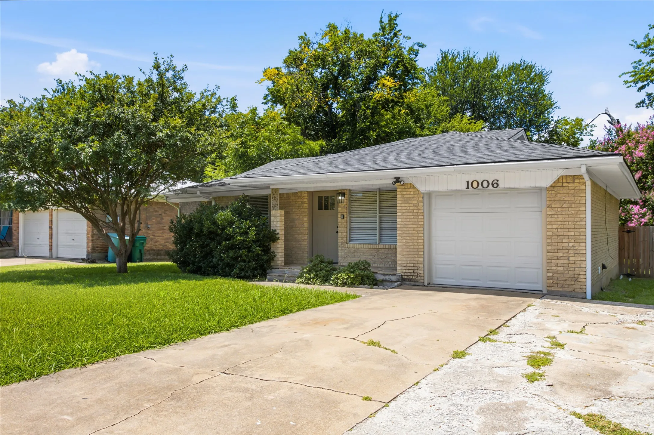 Single Family Residence For Rent in Grayson County , 1006 N Grant Drive, Sherman, Texas 75092, 3 Bedroom, 2 Bathroom, 1 Garage spaces, 1,210 Sqft, built in 1960, mls#21305164, Real Estate Agent in Sherman, Homes For Rent in Grayson county, Homes For Rent in Sherman, Realtor in Sherman Texas, Real Estate Brokerage Independent Realty Texas, Luminita Cordes Realtor