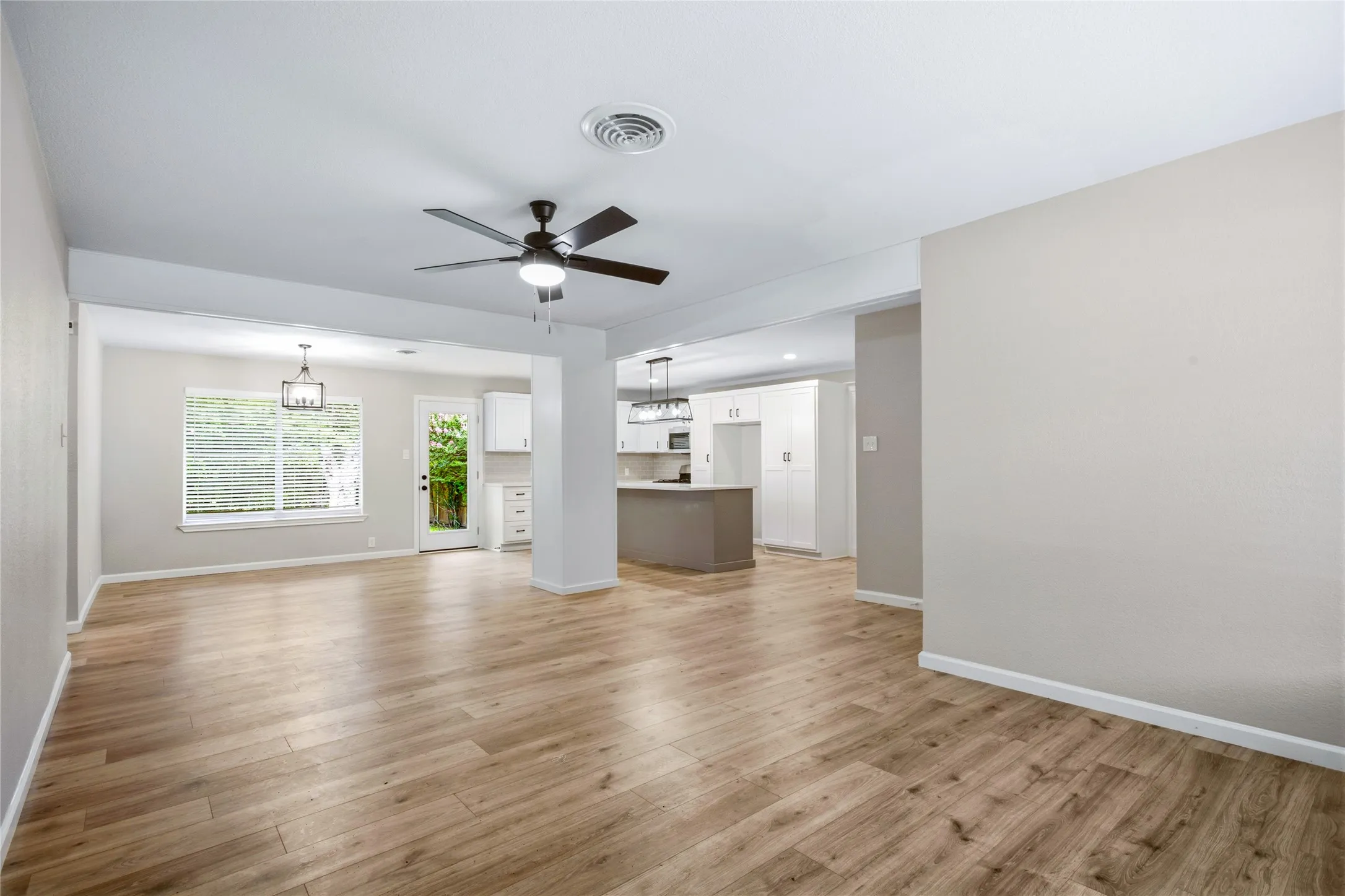 Single Family Residence For Rent in Grayson County , 1006 N Grant Drive, Sherman, Texas 75092, 3 Bedroom, 2 Bathroom, 1 Garage spaces, 1,210 Sqft, built in 1960, mls#21305164, Real Estate Agent in Sherman, Homes For Rent in Grayson county, Homes For Rent in Sherman, Realtor in Sherman Texas, Real Estate Brokerage Independent Realty Texas, Luminita Cordes Realtor