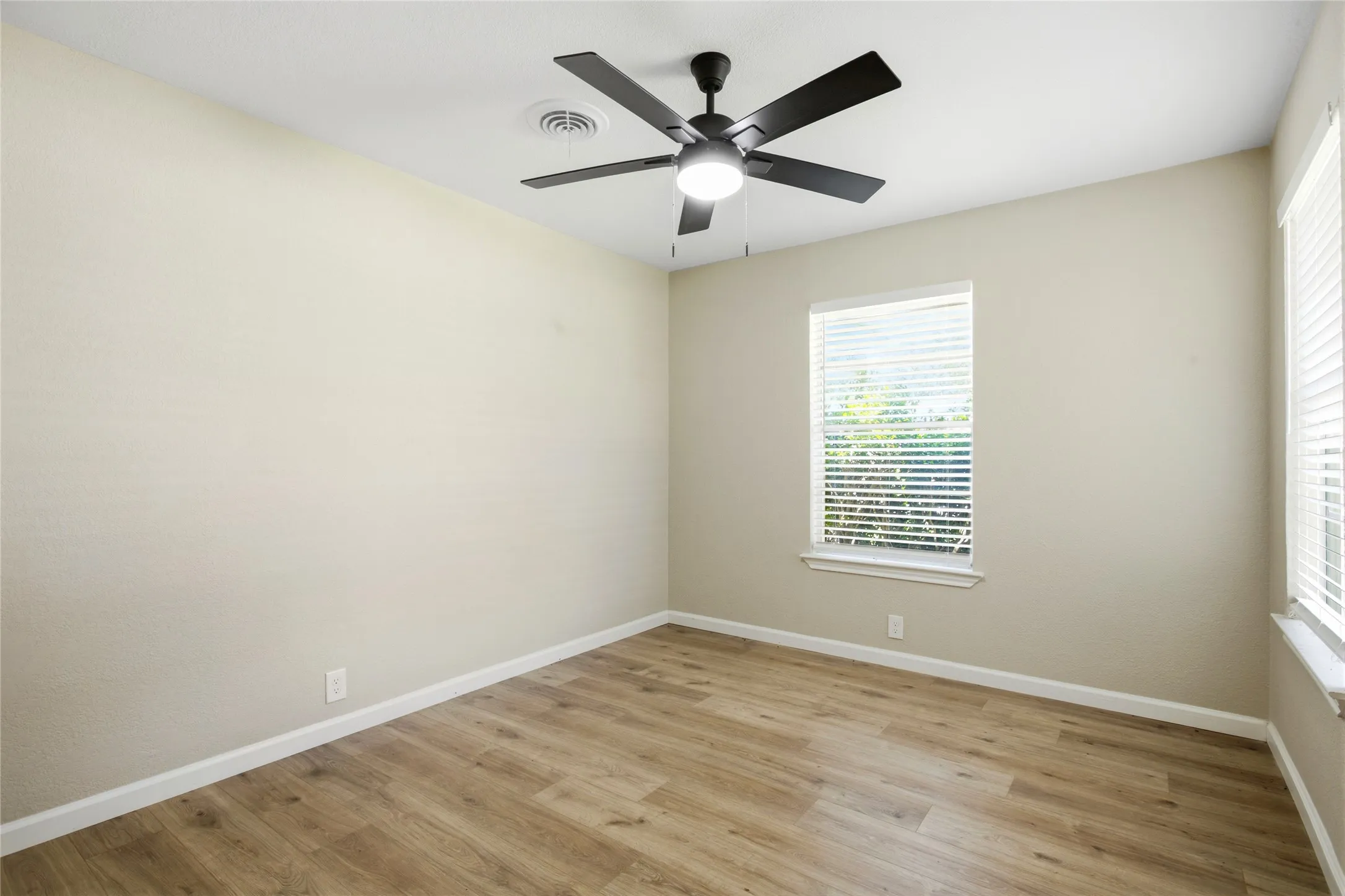 Single Family Residence For Rent in Grayson County , 1006 N Grant Drive, Sherman, Texas 75092, 3 Bedroom, 2 Bathroom, 1 Garage spaces, 1,210 Sqft, built in 1960, mls#21305164, Real Estate Agent in Sherman, Homes For Rent in Grayson county, Homes For Rent in Sherman, Realtor in Sherman Texas, Real Estate Brokerage Independent Realty Texas, Luminita Cordes Realtor