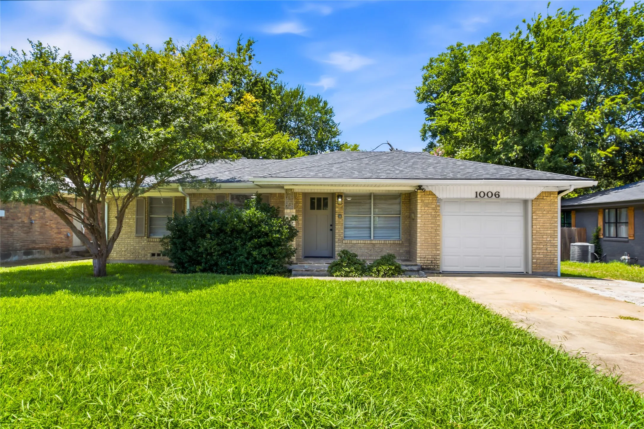 Single Family Residence For Rent in Grayson County , 1006 N Grant Drive, Sherman, Texas 75092, 3 Bedroom, 2 Bathroom, 1 Garage spaces, 1,210 Sqft, built in 1960, mls#21305164, Real Estate Agent in Sherman, Homes For Rent in Grayson county, Homes For Rent in Sherman, Realtor in Sherman Texas, Real Estate Brokerage Independent Realty Texas, Luminita Cordes Realtor