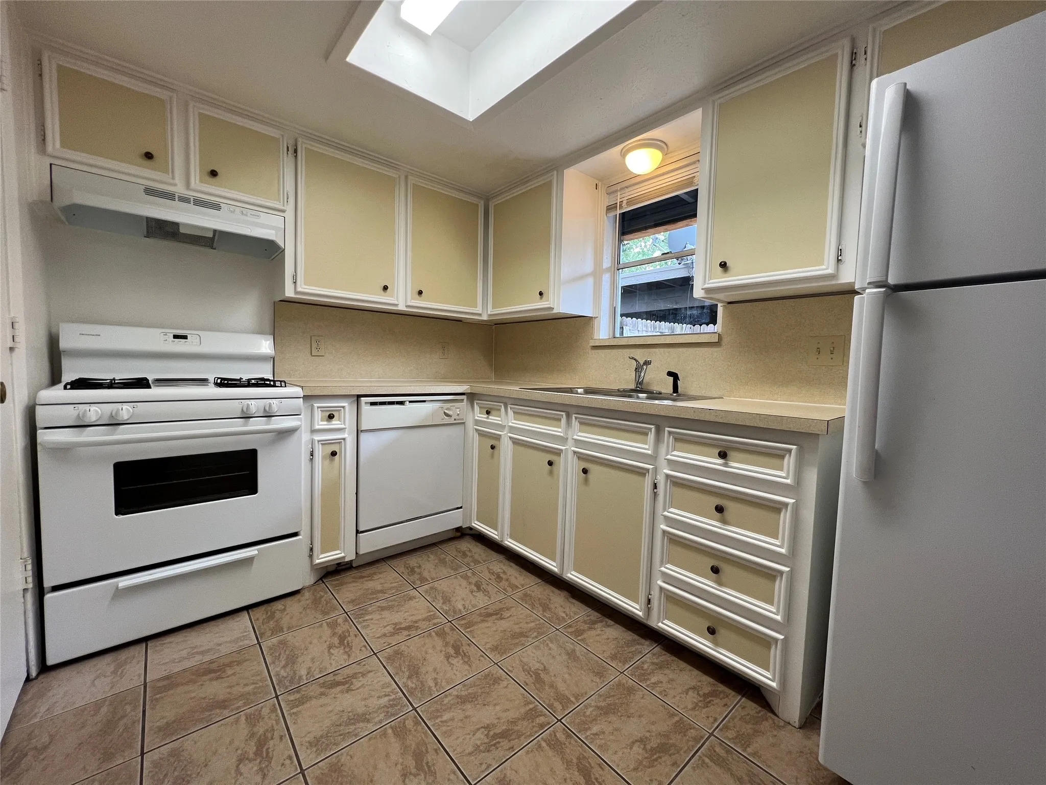 Townhouse For Rent in Denton County , 1908 Camden Court 03, Denton, Texas 76205, 2 Bedroom, 2 Bathroom, Garage spaces, 1,314 Sqft, built in 1974, Price $1,599, mls#21320783, Real Estate Agent in Denton, Homes For Rent in Denton county, Homes For Rent in Denton, Realtor in Denton Texas, Real Estate Brokerage Independent Realty Texas, Luminita Cordes Realtor
