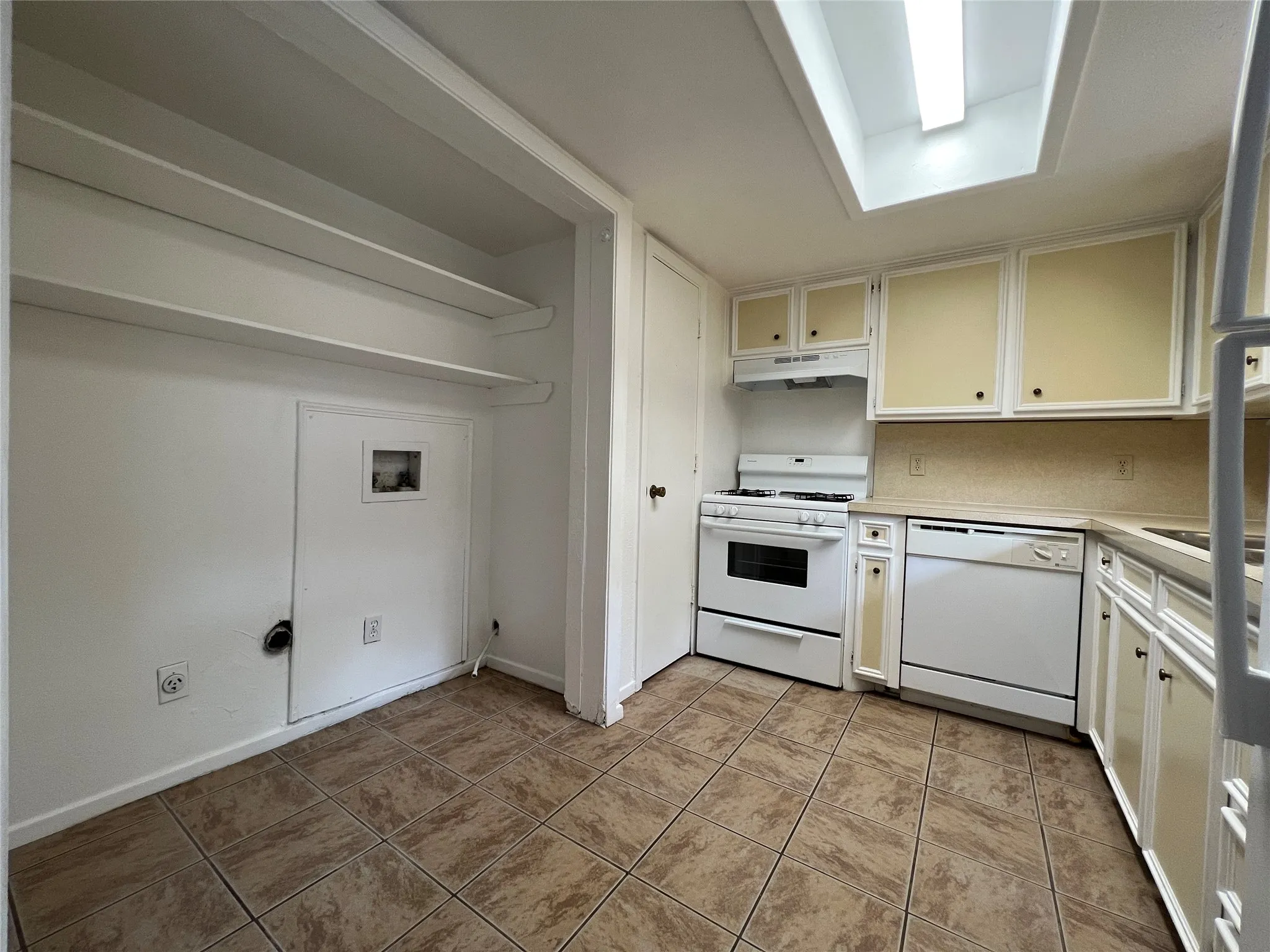Townhouse For Rent in Denton County , 1908 Camden Court 03, Denton, Texas 76205, 2 Bedroom, 2 Bathroom, Garage spaces, 1,314 Sqft, built in 1974, Price $1,599, mls#21320783, Real Estate Agent in Denton, Homes For Rent in Denton county, Homes For Rent in Denton, Realtor in Denton Texas, Real Estate Brokerage Independent Realty Texas, Luminita Cordes Realtor