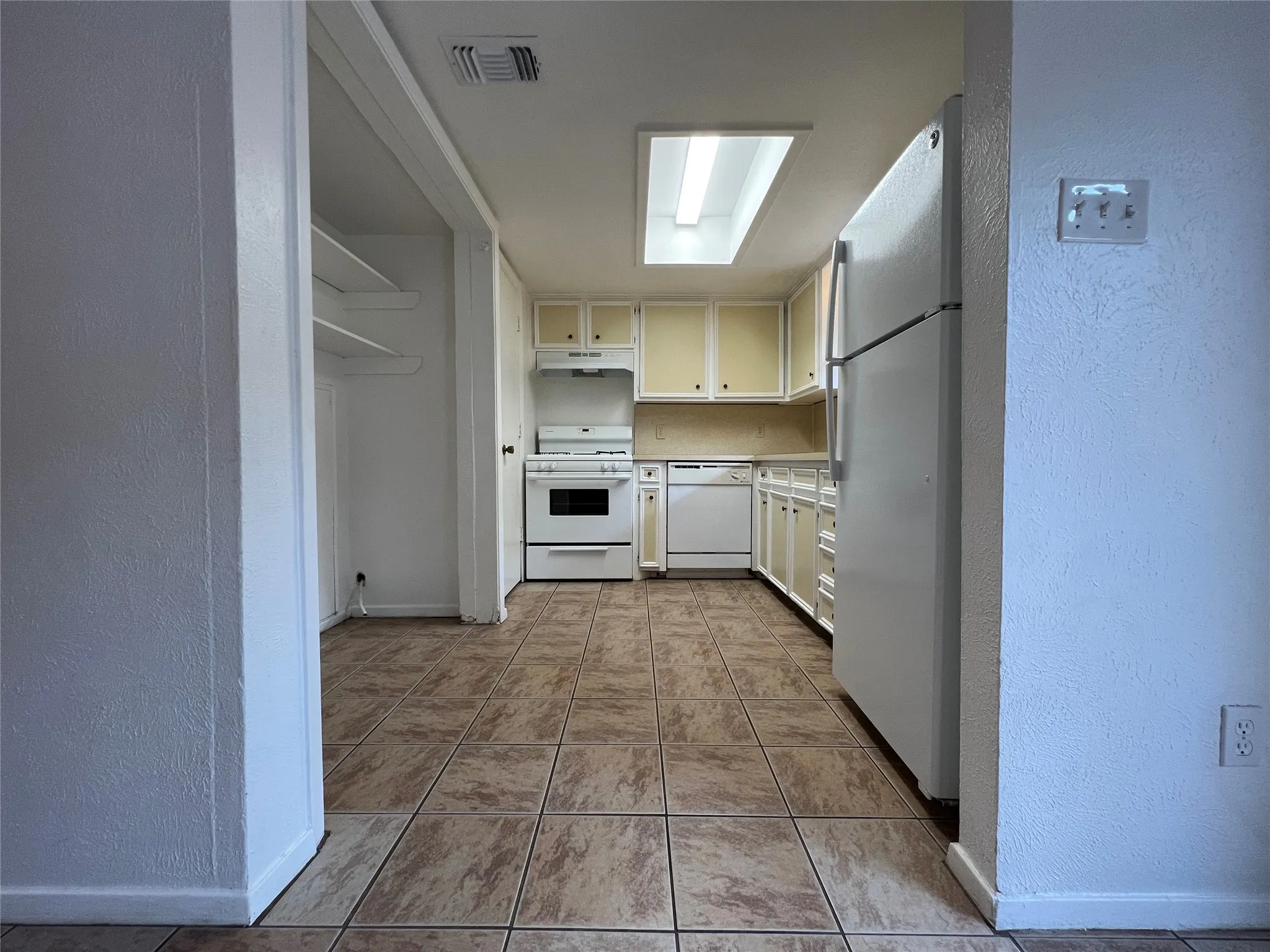 Townhouse For Rent in Denton County , 1908 Camden Court 03, Denton, Texas 76205, 2 Bedroom, 2 Bathroom, Garage spaces, 1,314 Sqft, built in 1974, Price $1,599, mls#21320783, Real Estate Agent in Denton, Homes For Rent in Denton county, Homes For Rent in Denton, Realtor in Denton Texas, Real Estate Brokerage Independent Realty Texas, Luminita Cordes Realtor