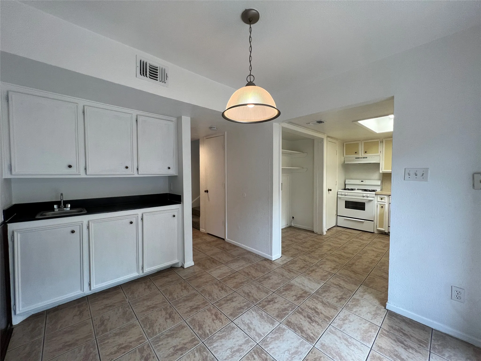Townhouse For Rent in Denton County , 1908 Camden Court 03, Denton, Texas 76205, 2 Bedroom, 2 Bathroom, Garage spaces, 1,314 Sqft, built in 1974, Price $1,599, mls#21320783, Real Estate Agent in Denton, Homes For Rent in Denton county, Homes For Rent in Denton, Realtor in Denton Texas, Real Estate Brokerage Independent Realty Texas, Luminita Cordes Realtor