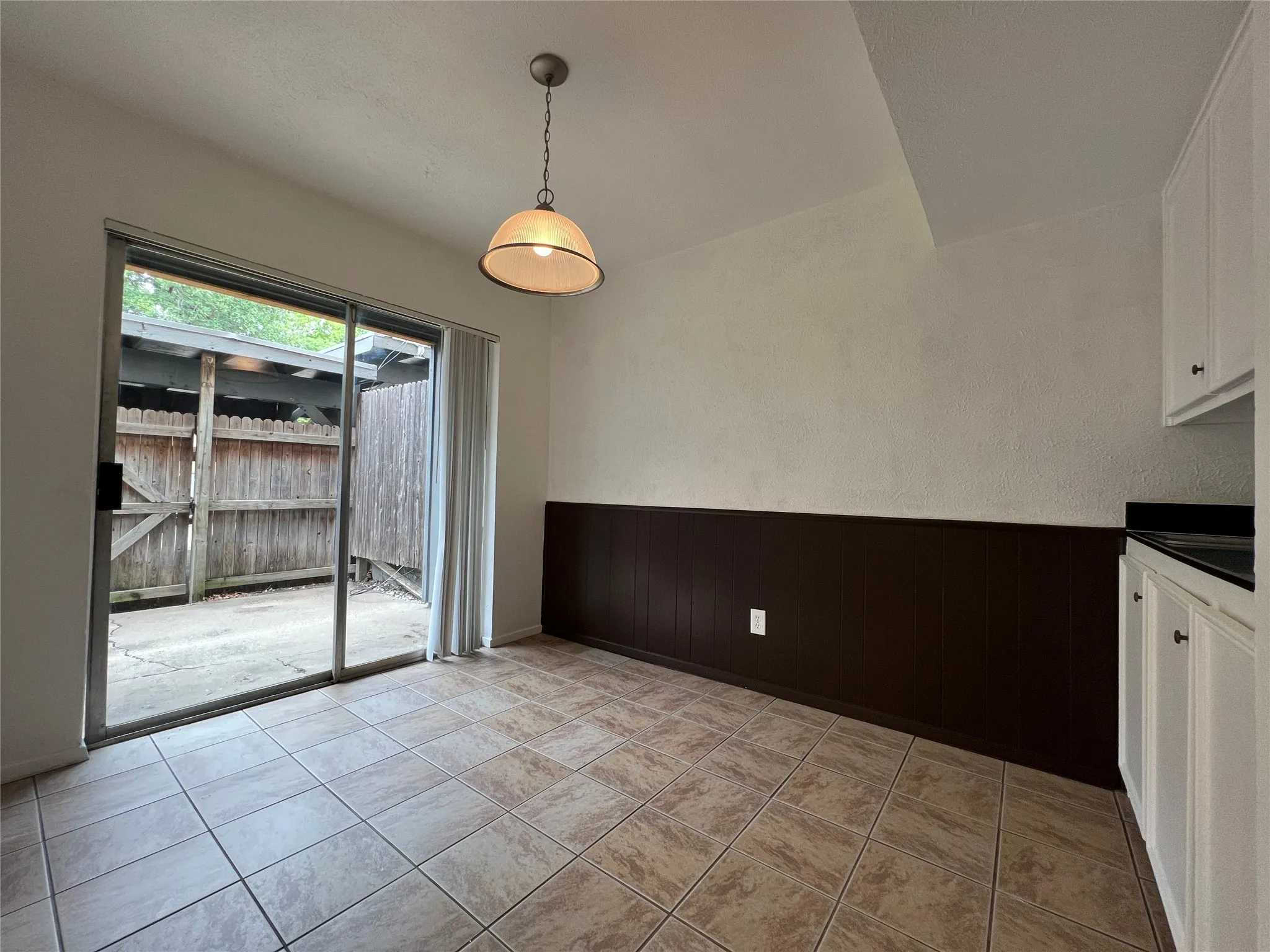 Townhouse For Rent in Denton County , 1908 Camden Court 03, Denton, Texas 76205, 2 Bedroom, 2 Bathroom, Garage spaces, 1,314 Sqft, built in 1974, Price $1,599, mls#21320783, Real Estate Agent in Denton, Homes For Rent in Denton county, Homes For Rent in Denton, Realtor in Denton Texas, Real Estate Brokerage Independent Realty Texas, Luminita Cordes Realtor