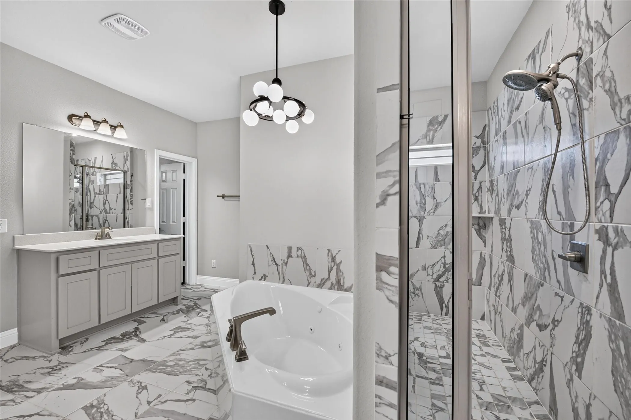 Single Family Residence For Sale in Collin County , 560 Featherstone Lane, Prosper, Texas 75078, 5 Bedroom, 4 Bathroom, 3 Garage spaces, 4,838 Sqft, built in 2018, mls#21311468, Real Estate Agent in Prosper, Homes For Sale in Collin county, Homes For Sale in Prosper, Realtor in Prosper Texas, Real Estate Brokerage Independent Realty Texas, Luminita Cordes Realtor
