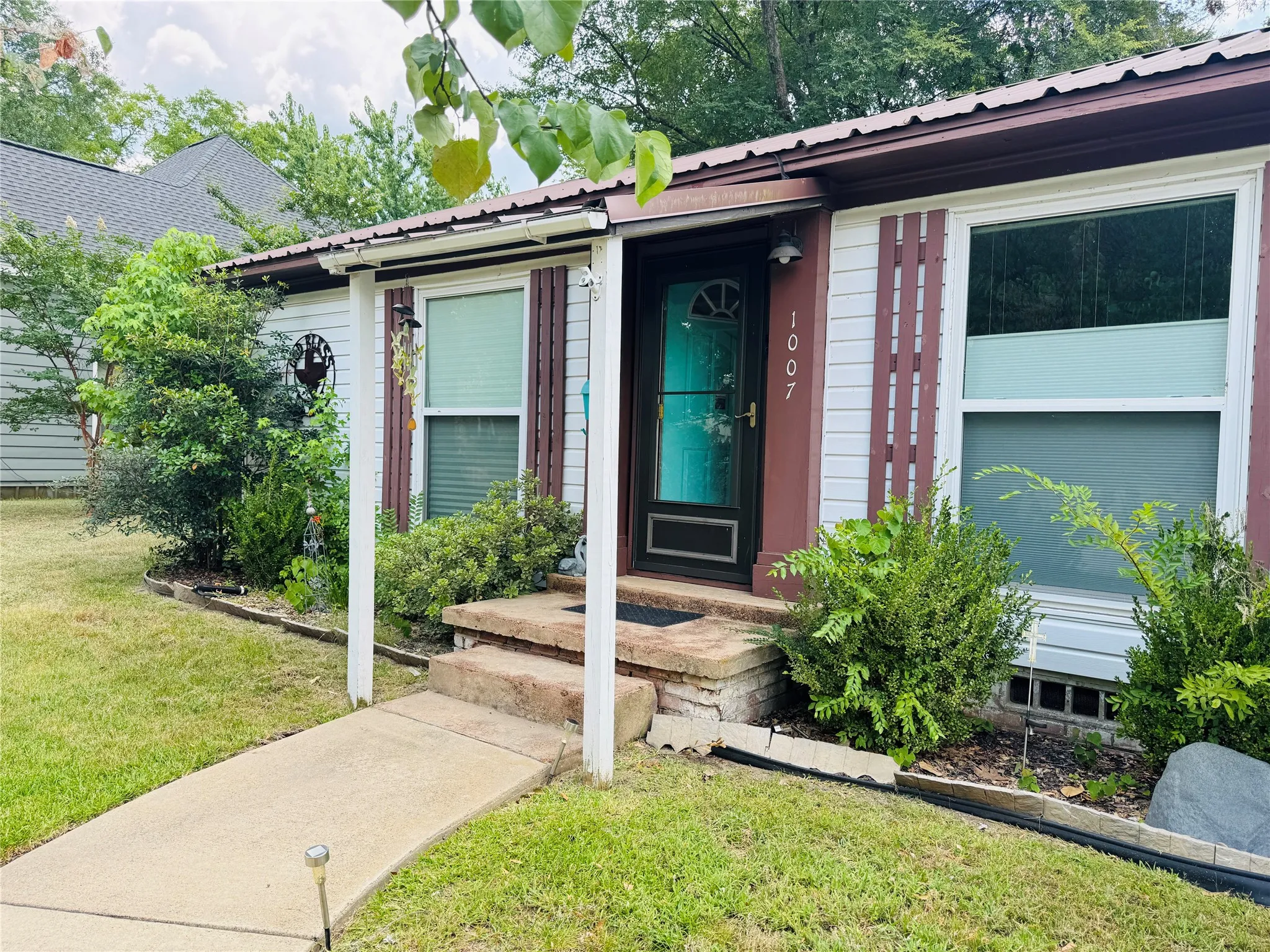 Single Family Residence For Sale in Wood County , 1007 N Johnson Street, Mineola, Texas 75773, 2 Bedroom, 1 Bathroom, Garage spaces, 1,277 Sqft, built in 1940, mls#21320317, Real Estate Agent in Mineola, Homes For Sale in Wood county, Homes For Sale in Mineola, Realtor in Mineola Texas, Real Estate Brokerage Independent Realty Texas, Luminita Cordes Realtor