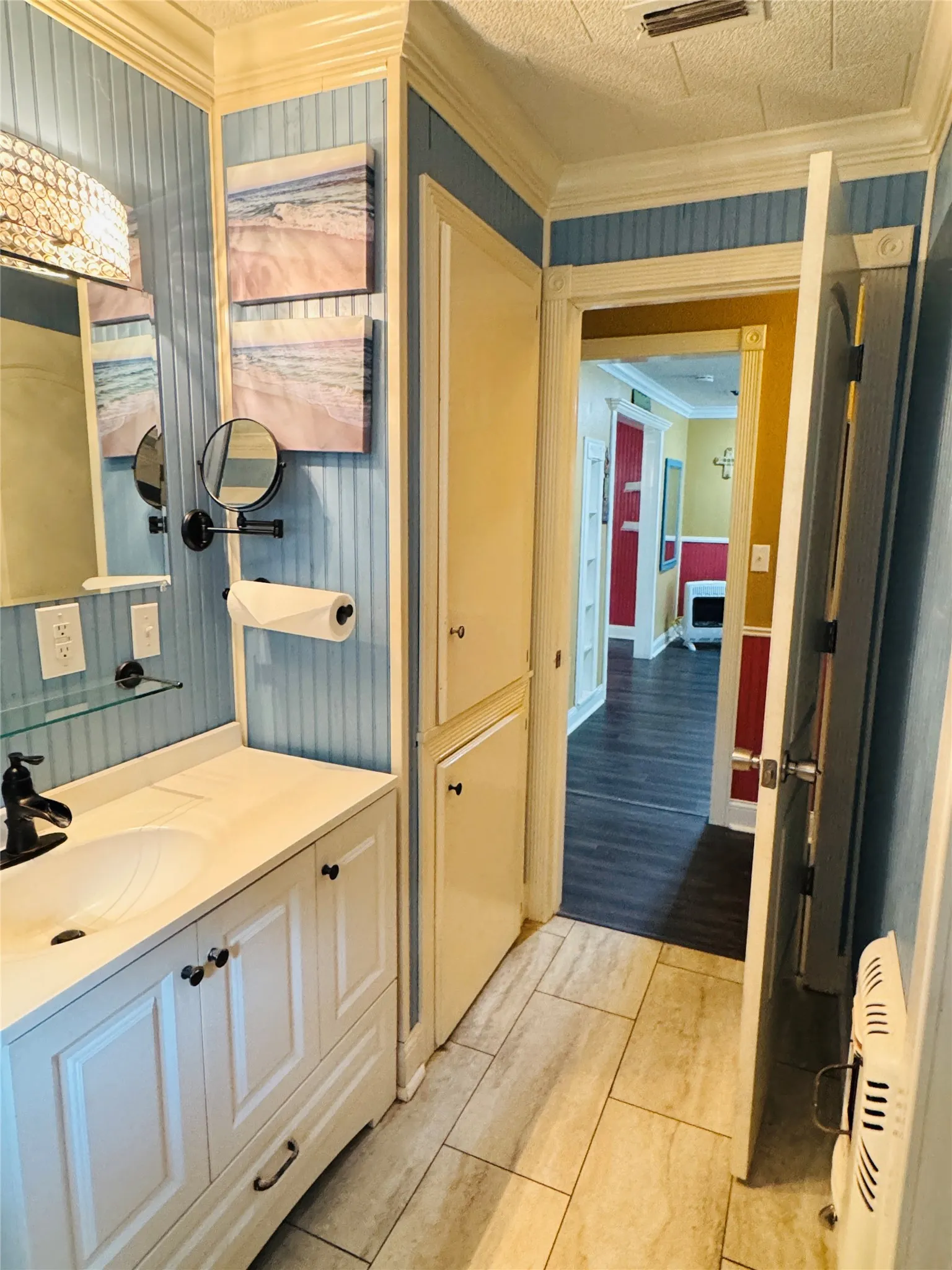 Single Family Residence For Sale in Wood County , 1007 N Johnson Street, Mineola, Texas 75773, 2 Bedroom, 1 Bathroom, Garage spaces, 1,277 Sqft, built in 1940, mls#21320317, Real Estate Agent in Mineola, Homes For Sale in Wood county, Homes For Sale in Mineola, Realtor in Mineola Texas, Real Estate Brokerage Independent Realty Texas, Luminita Cordes Realtor