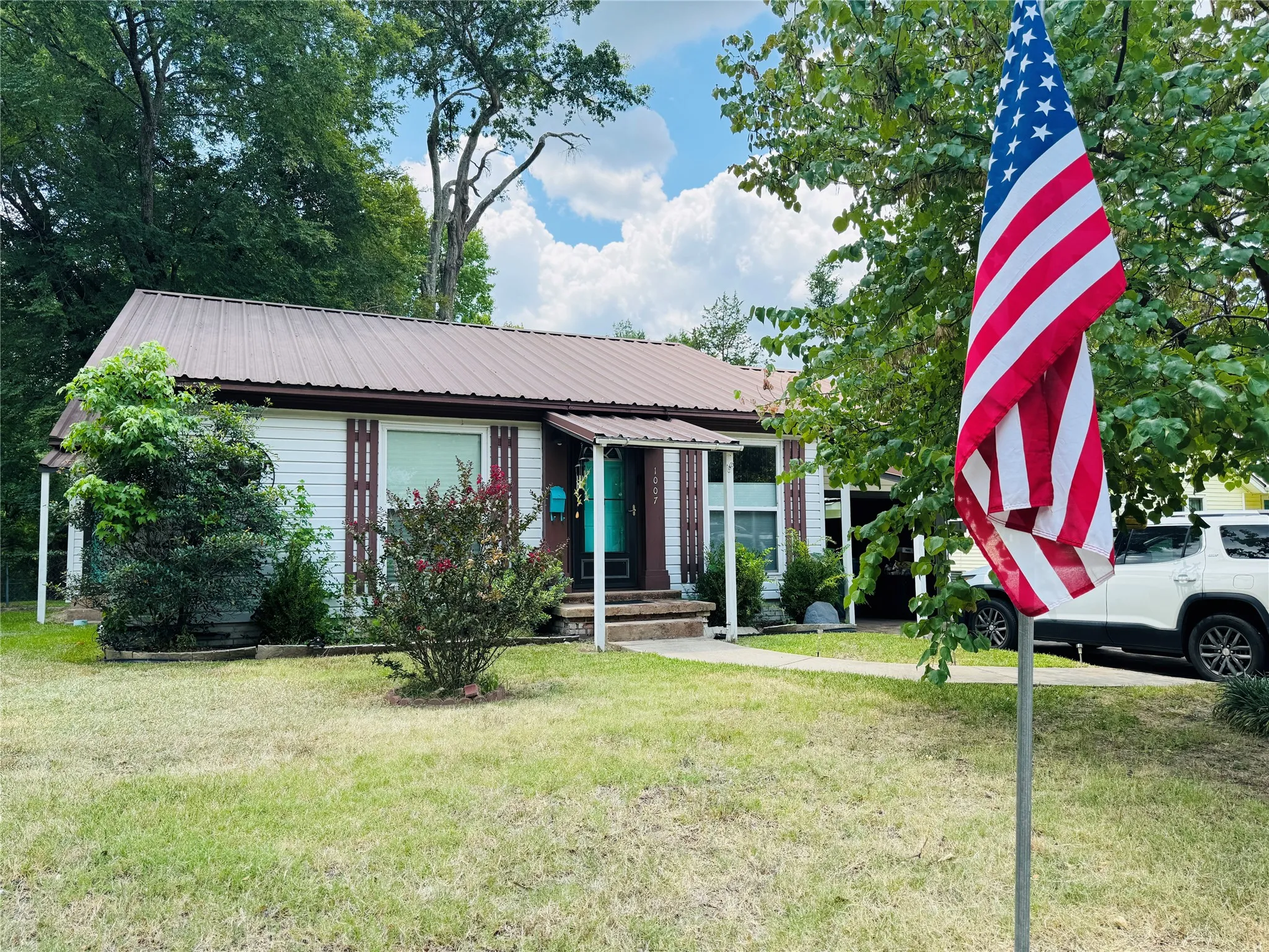 Single Family Residence For Sale in Wood County , 1007 N Johnson Street, Mineola, Texas 75773, 2 Bedroom, 1 Bathroom, Garage spaces, 1,277 Sqft, built in 1940, mls#21320317, Real Estate Agent in Mineola, Homes For Sale in Wood county, Homes For Sale in Mineola, Realtor in Mineola Texas, Real Estate Brokerage Independent Realty Texas, Luminita Cordes Realtor