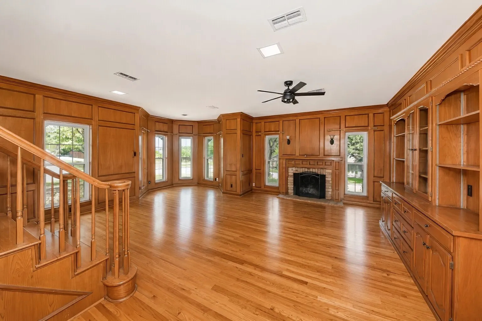 Single Family Residence For Sale in Tarrant County , 7400 Golf Club Drive, Fort Worth, Texas 76179, 5 Bedroom, 6 Bathroom, 2 Garage spaces, 4,317 Sqft, built in 1983, mls#21313433, Real Estate Agent in Fort Worth, Homes For Sale in Tarrant county, Homes For Sale in Fort Worth, Realtor in Fort Worth Texas, Real Estate Brokerage Independent Realty Texas, Luminita Cordes Realtor