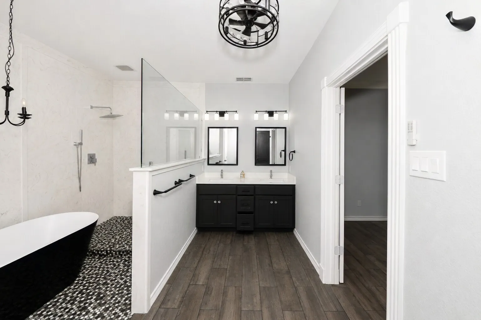 Single Family Residence For Sale in Tarrant County , 7400 Golf Club Drive, Fort Worth, Texas 76179, 5 Bedroom, 6 Bathroom, 2 Garage spaces, 4,317 Sqft, built in 1983, mls#21313433, Real Estate Agent in Fort Worth, Homes For Sale in Tarrant county, Homes For Sale in Fort Worth, Realtor in Fort Worth Texas, Real Estate Brokerage Independent Realty Texas, Luminita Cordes Realtor