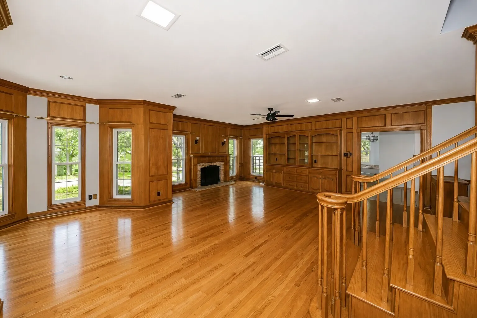 Single Family Residence For Sale in Tarrant County , 7400 Golf Club Drive, Fort Worth, Texas 76179, 5 Bedroom, 6 Bathroom, 2 Garage spaces, 4,317 Sqft, built in 1983, mls#21313433, Real Estate Agent in Fort Worth, Homes For Sale in Tarrant county, Homes For Sale in Fort Worth, Realtor in Fort Worth Texas, Real Estate Brokerage Independent Realty Texas, Luminita Cordes Realtor