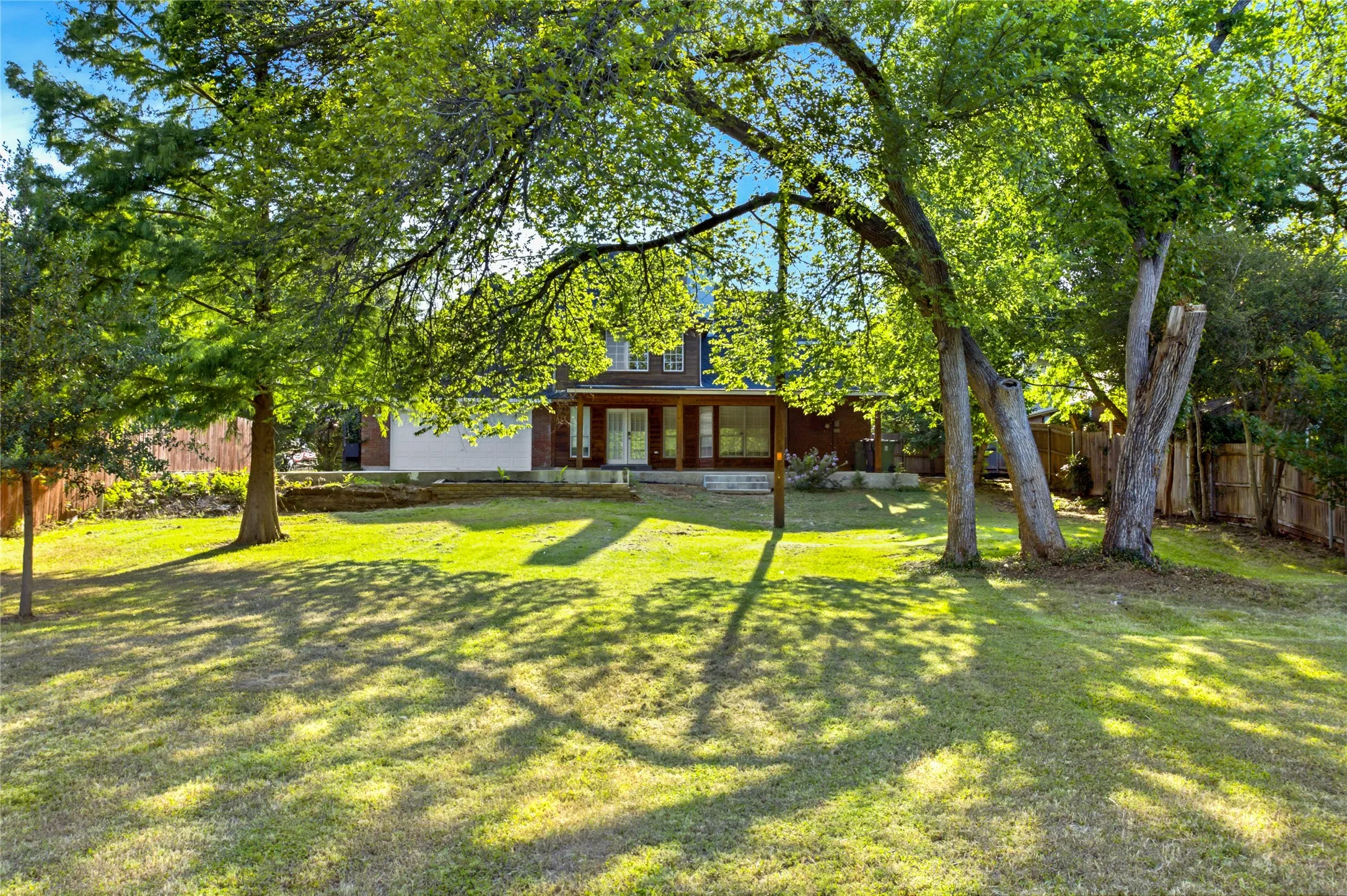 Oversized lot, backs up to the creek