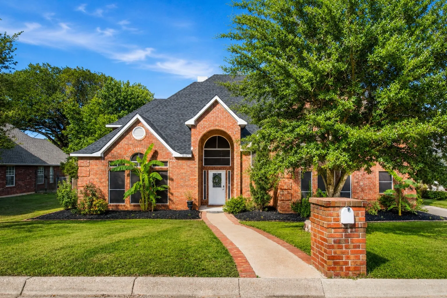 Single Family Residence For Sale in Tarrant County , 4407 Murwick Drive, Arlington, Texas 76016, 4 Bedroom, 4 Bathroom, 2 Garage spaces, 3,759 Sqft, built in 1988, mls#21320789, Real Estate Agent in Arlington, Homes For Sale in Tarrant county, Homes For Sale in Arlington, Realtor in Arlington Texas, Real Estate Brokerage Independent Realty Texas, Luminita Cordes Realtor