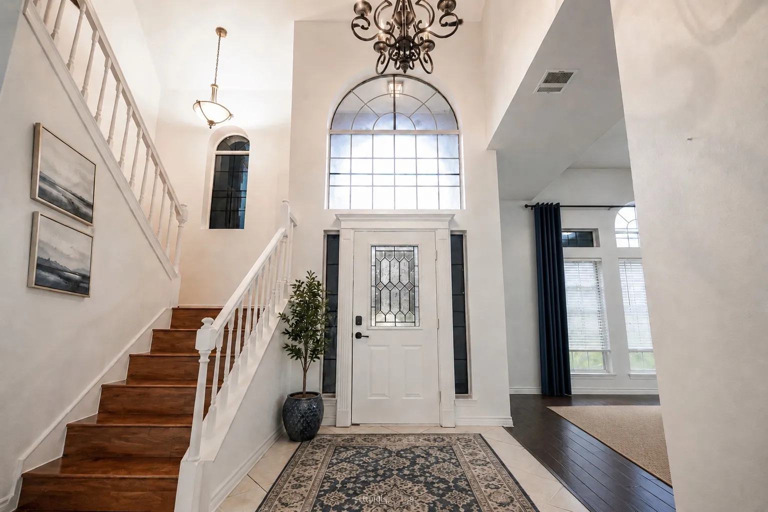 You'll love the welcoming foyer, come in!