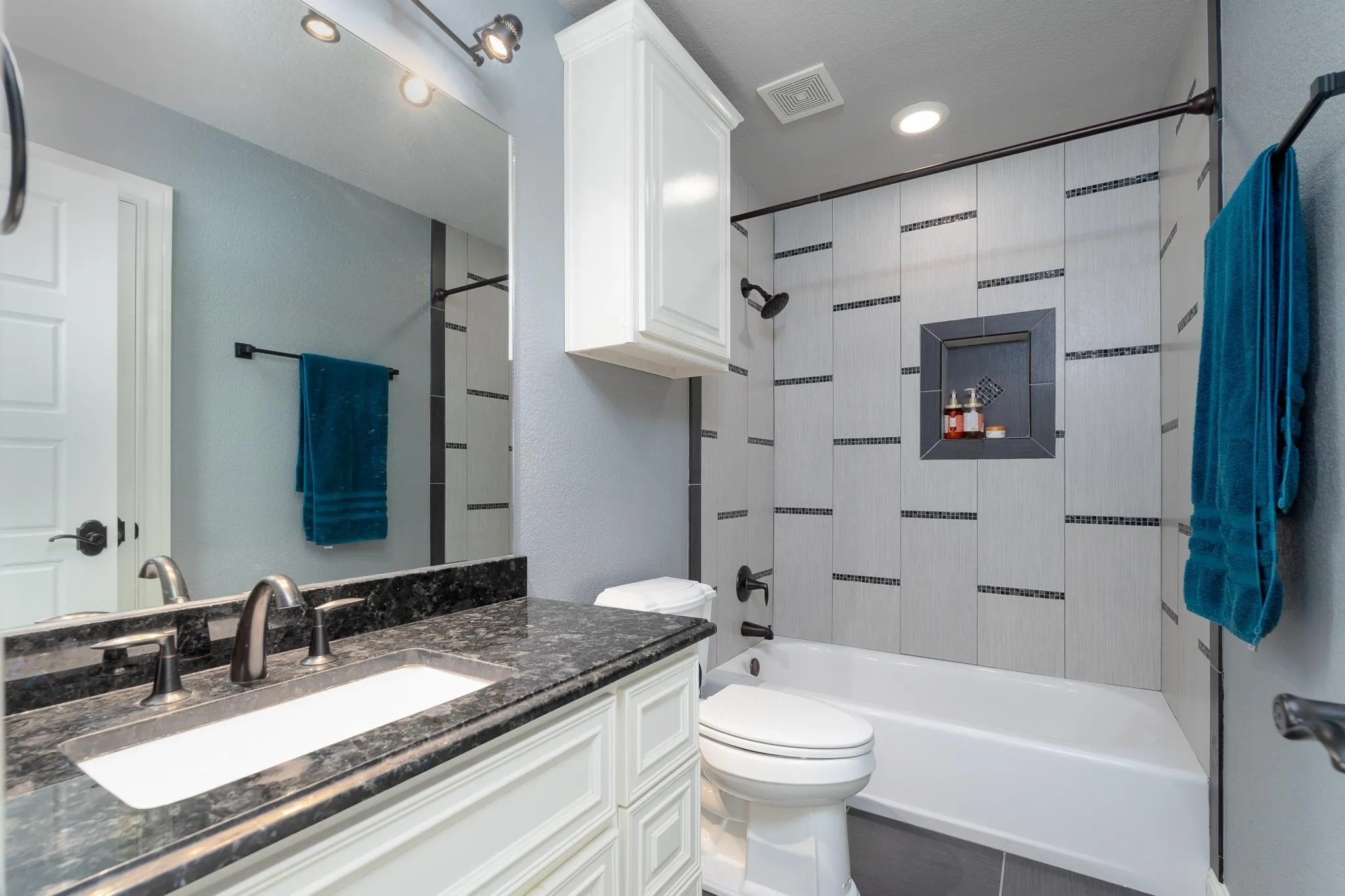 upstairs full bathroom