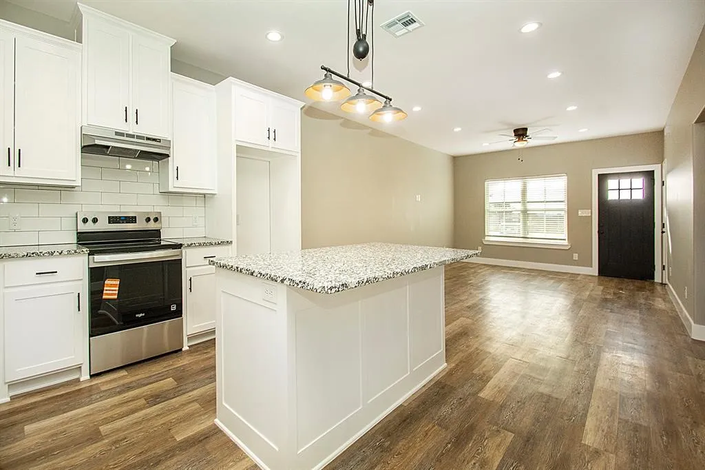 Townhouse For Rent in Grayson County , 20492 US Hwy 377 B, Whitesboro, Texas 76273, 2 Bedroom, 2 Bathroom, Garage spaces, 1,100 Sqft, built in 2025, mls#21308533, Real Estate Agent in Whitesboro, Homes For Rent in Grayson county, Homes For Rent in Whitesboro, Realtor in Whitesboro Texas, Real Estate Brokerage Independent Realty Texas, Luminita Cordes Realtor