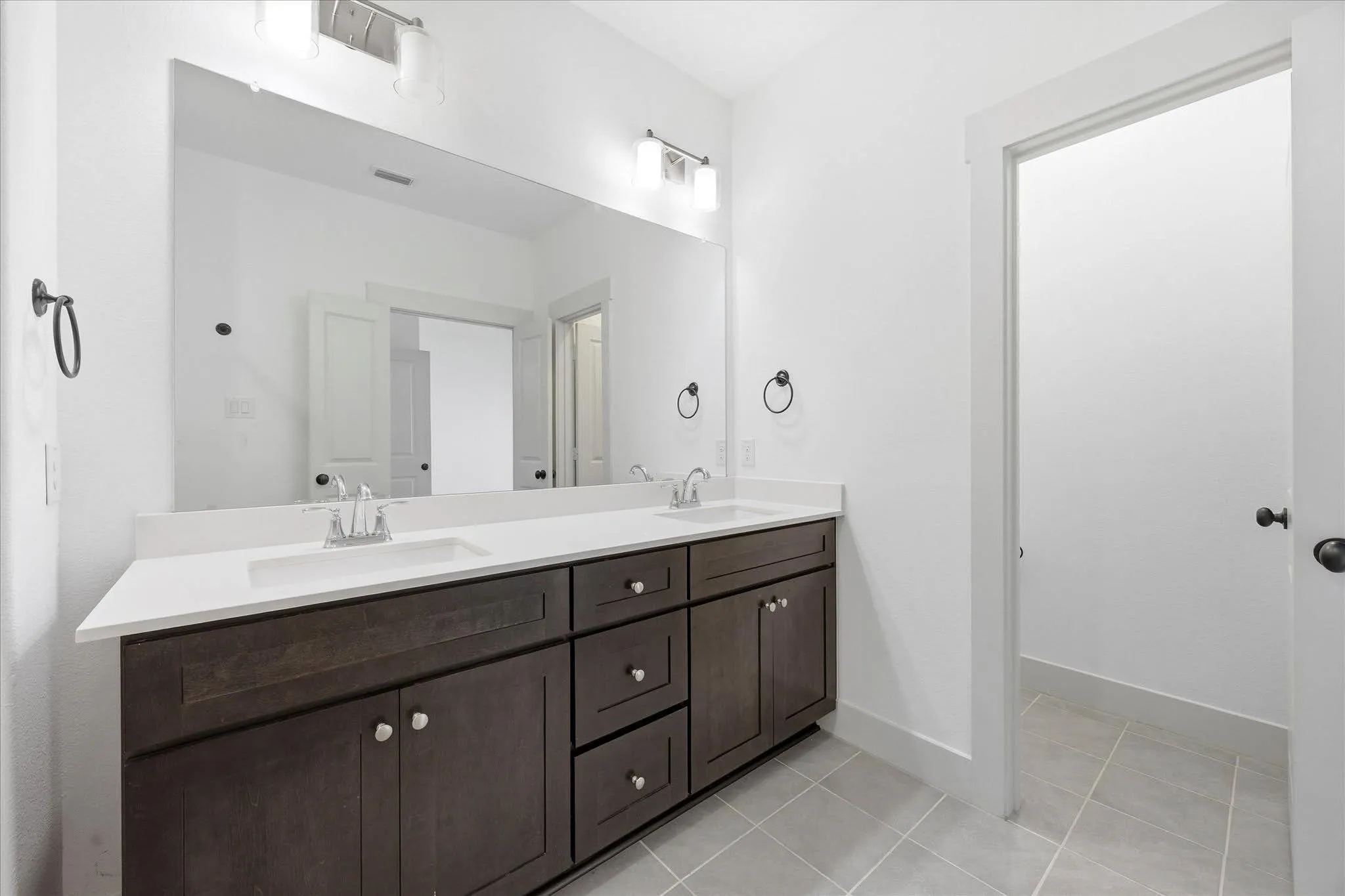 Townhouse For Rent in Tarrant County , 818 Trace Hawk Lane, Arlington, Texas 76005, 3 Bedroom, 3 Bathroom, 2 Garage spaces, 1,675 Sqft, built in 2021, mls#21320835, Real Estate Agent in Arlington, Homes For Rent in Tarrant county, Homes For Rent in Arlington, Realtor in Arlington Texas, Real Estate Brokerage Independent Realty Texas, Luminita Cordes Realtor
