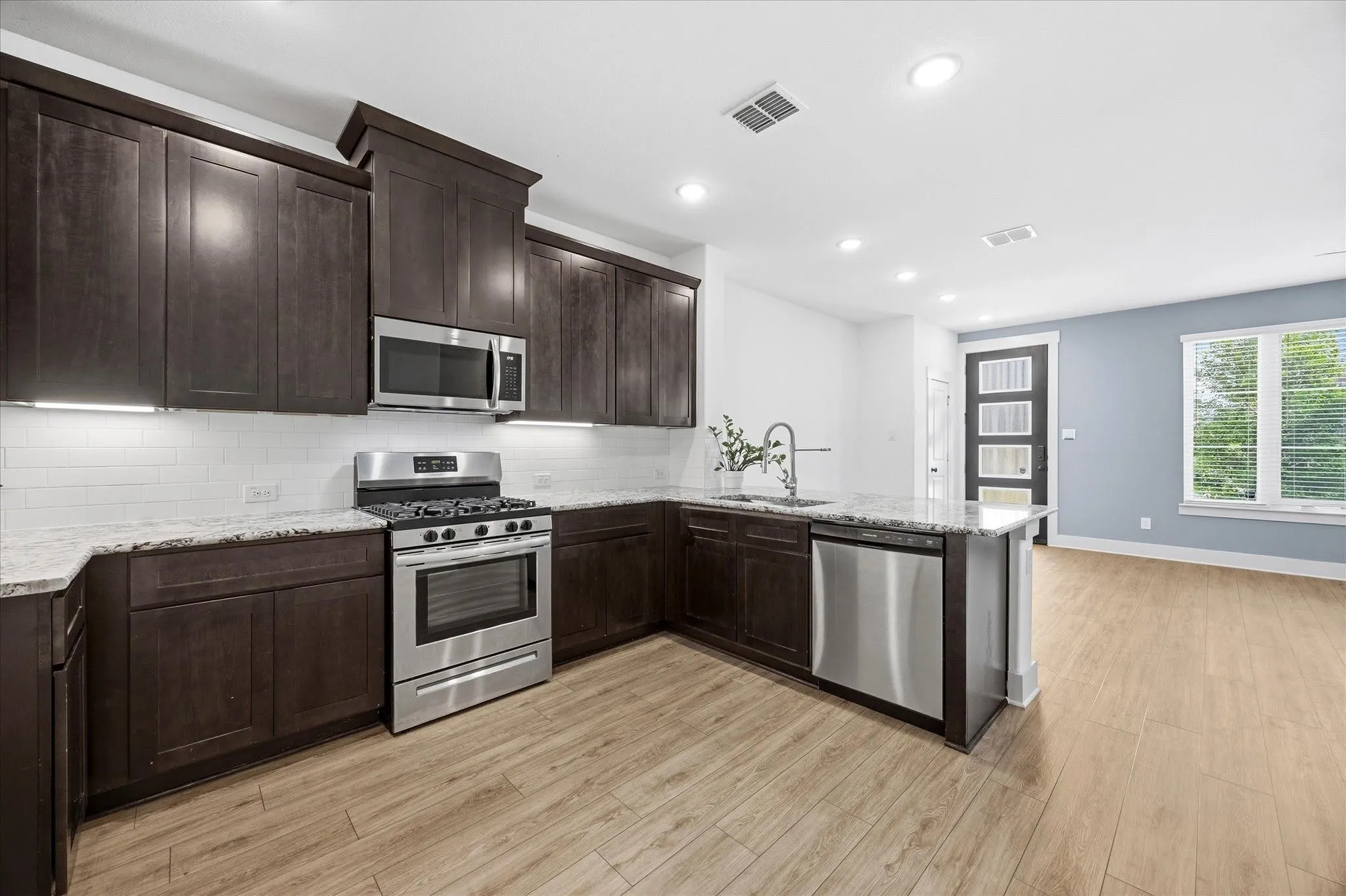 Townhouse For Rent in Tarrant County , 818 Trace Hawk Lane, Arlington, Texas 76005, 3 Bedroom, 3 Bathroom, 2 Garage spaces, 1,675 Sqft, built in 2021, mls#21320835, Real Estate Agent in Arlington, Homes For Rent in Tarrant county, Homes For Rent in Arlington, Realtor in Arlington Texas, Real Estate Brokerage Independent Realty Texas, Luminita Cordes Realtor