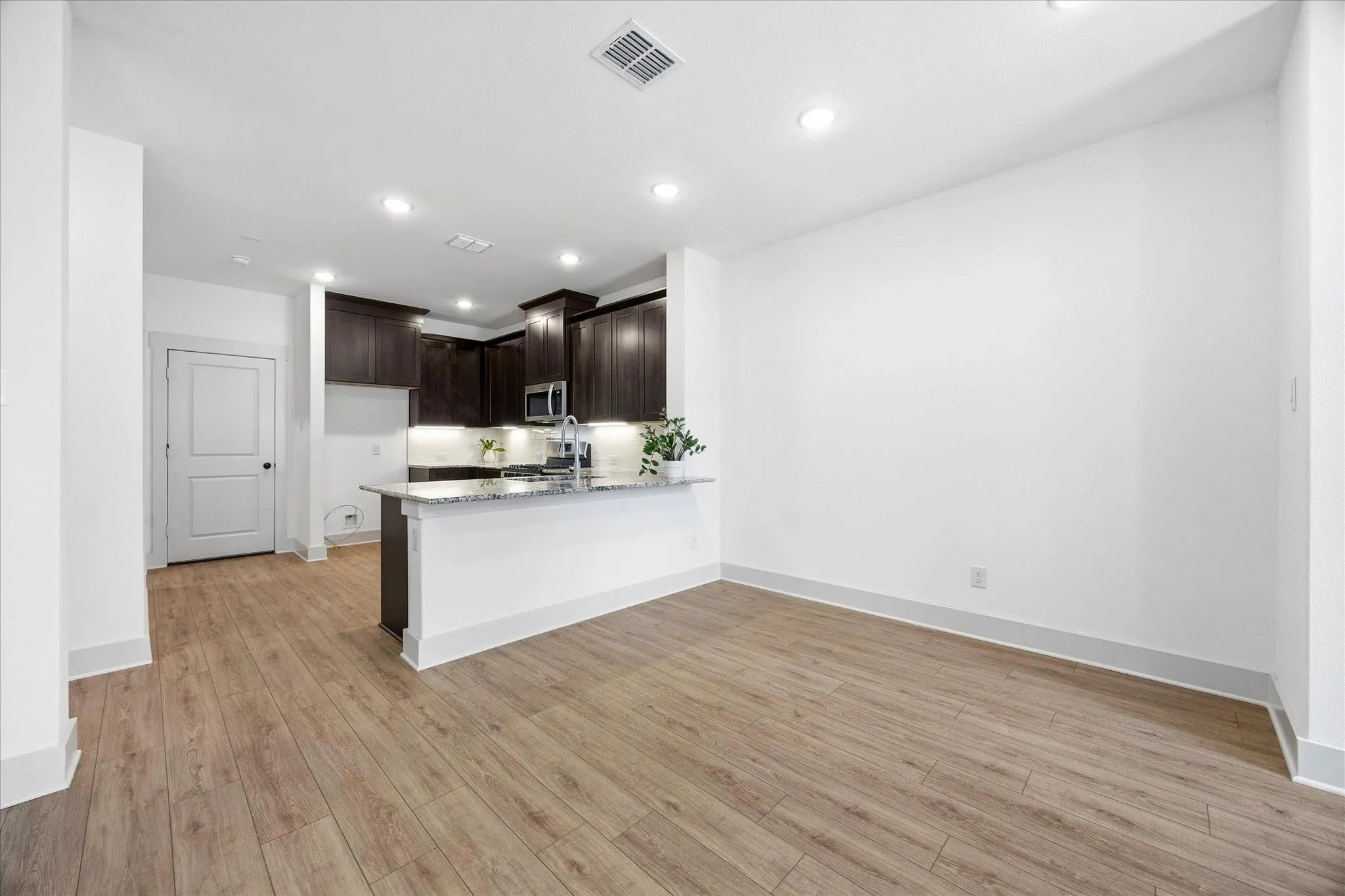 Townhouse For Rent in Tarrant County , 818 Trace Hawk Lane, Arlington, Texas 76005, 3 Bedroom, 3 Bathroom, 2 Garage spaces, 1,675 Sqft, built in 2021, mls#21320835, Real Estate Agent in Arlington, Homes For Rent in Tarrant county, Homes For Rent in Arlington, Realtor in Arlington Texas, Real Estate Brokerage Independent Realty Texas, Luminita Cordes Realtor