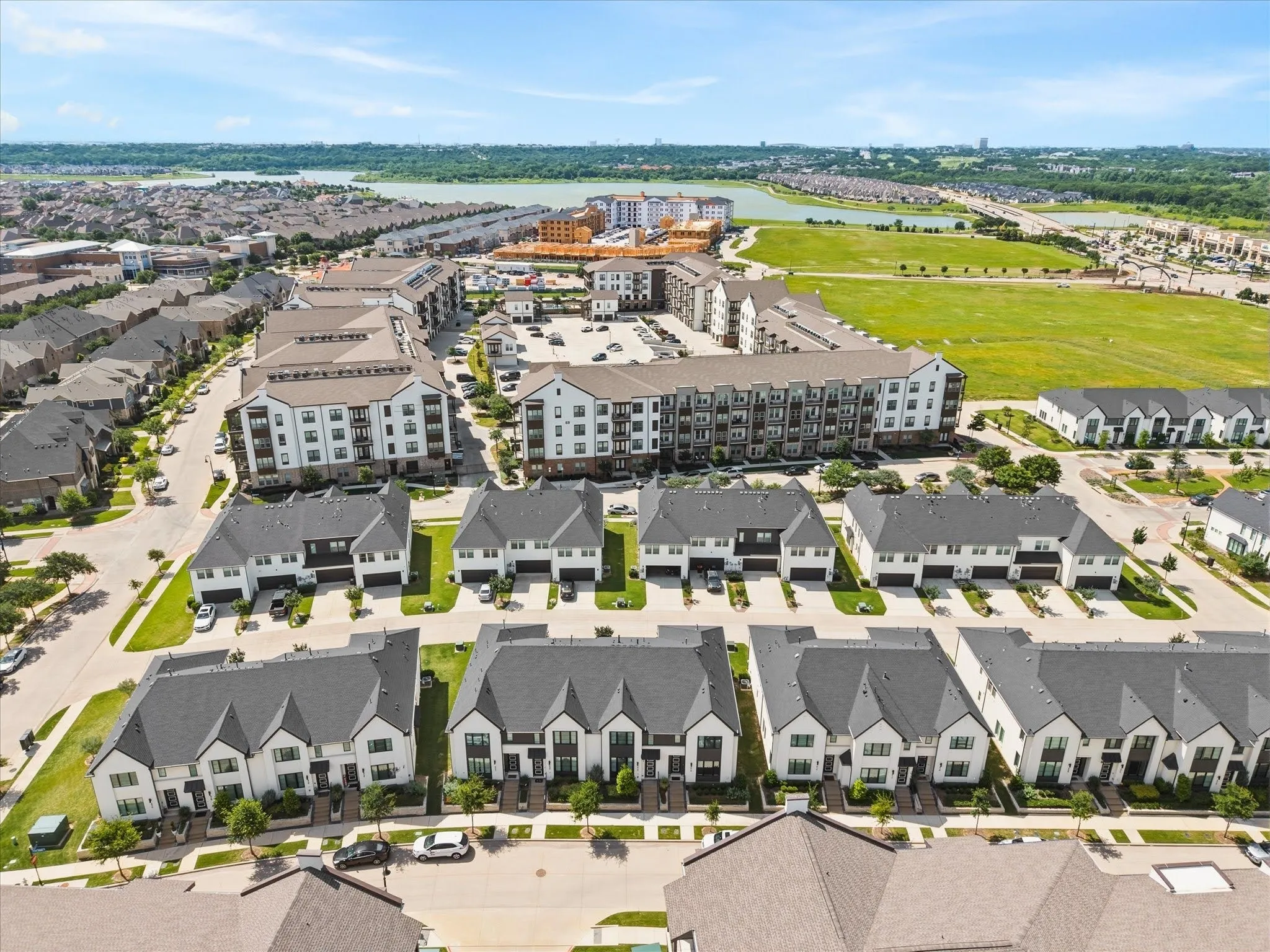 Townhouse For Rent in Tarrant County , 818 Trace Hawk Lane, Arlington, Texas 76005, 3 Bedroom, 3 Bathroom, 2 Garage spaces, 1,675 Sqft, built in 2021, mls#21320835, Real Estate Agent in Arlington, Homes For Rent in Tarrant county, Homes For Rent in Arlington, Realtor in Arlington Texas, Real Estate Brokerage Independent Realty Texas, Luminita Cordes Realtor