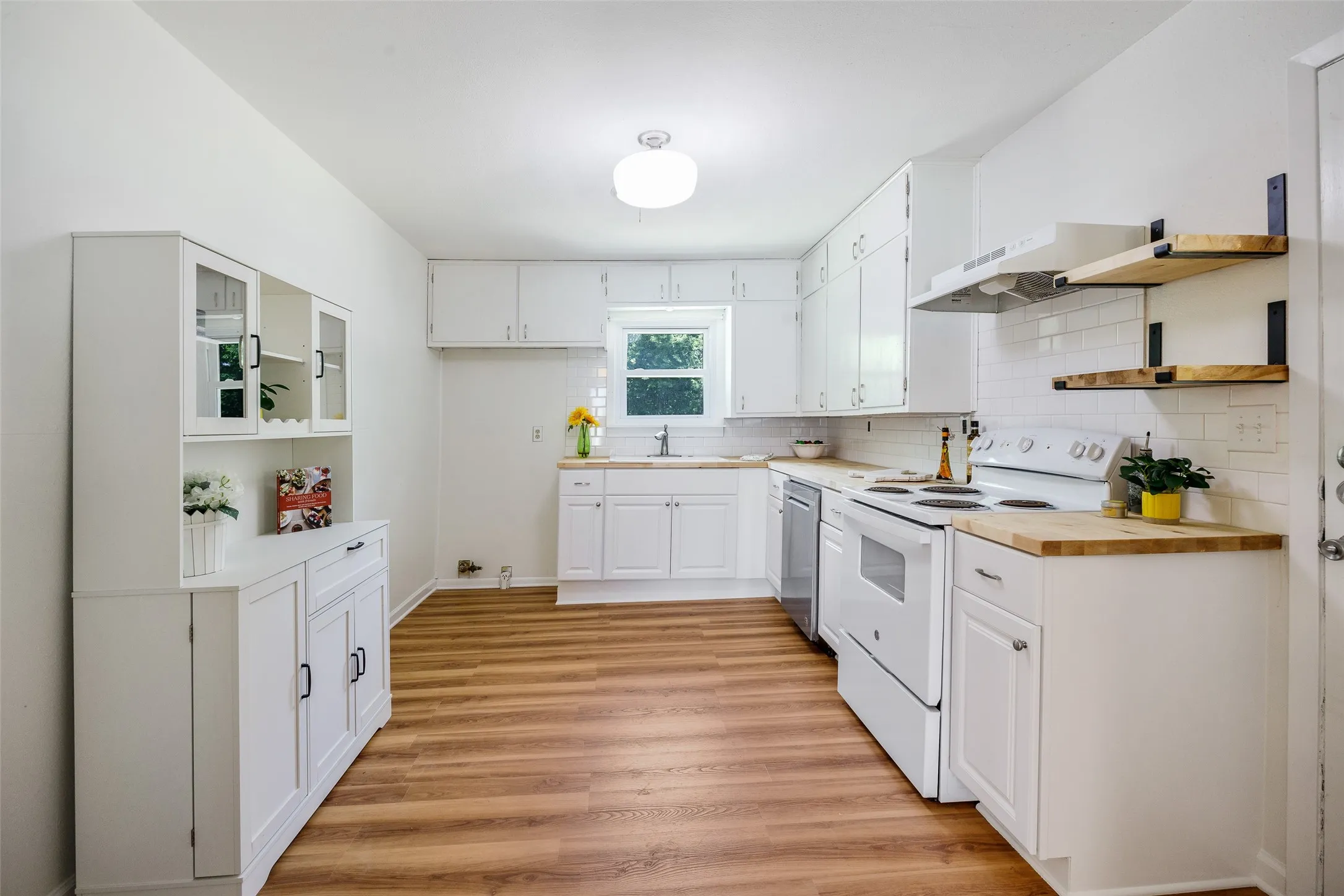 Single Family Residence For Sale in Grayson County , 112 W Oconnell Street, Howe, Texas 75459, 3 Bedroom, 1 Bathroom, Garage spaces, 1,080 Sqft, built in 1955, mls#21320737, Real Estate Agent in Howe, Homes For Sale in Grayson county, Homes For Sale in Howe, Realtor in Howe Texas, Real Estate Brokerage Independent Realty Texas, Luminita Cordes Realtor