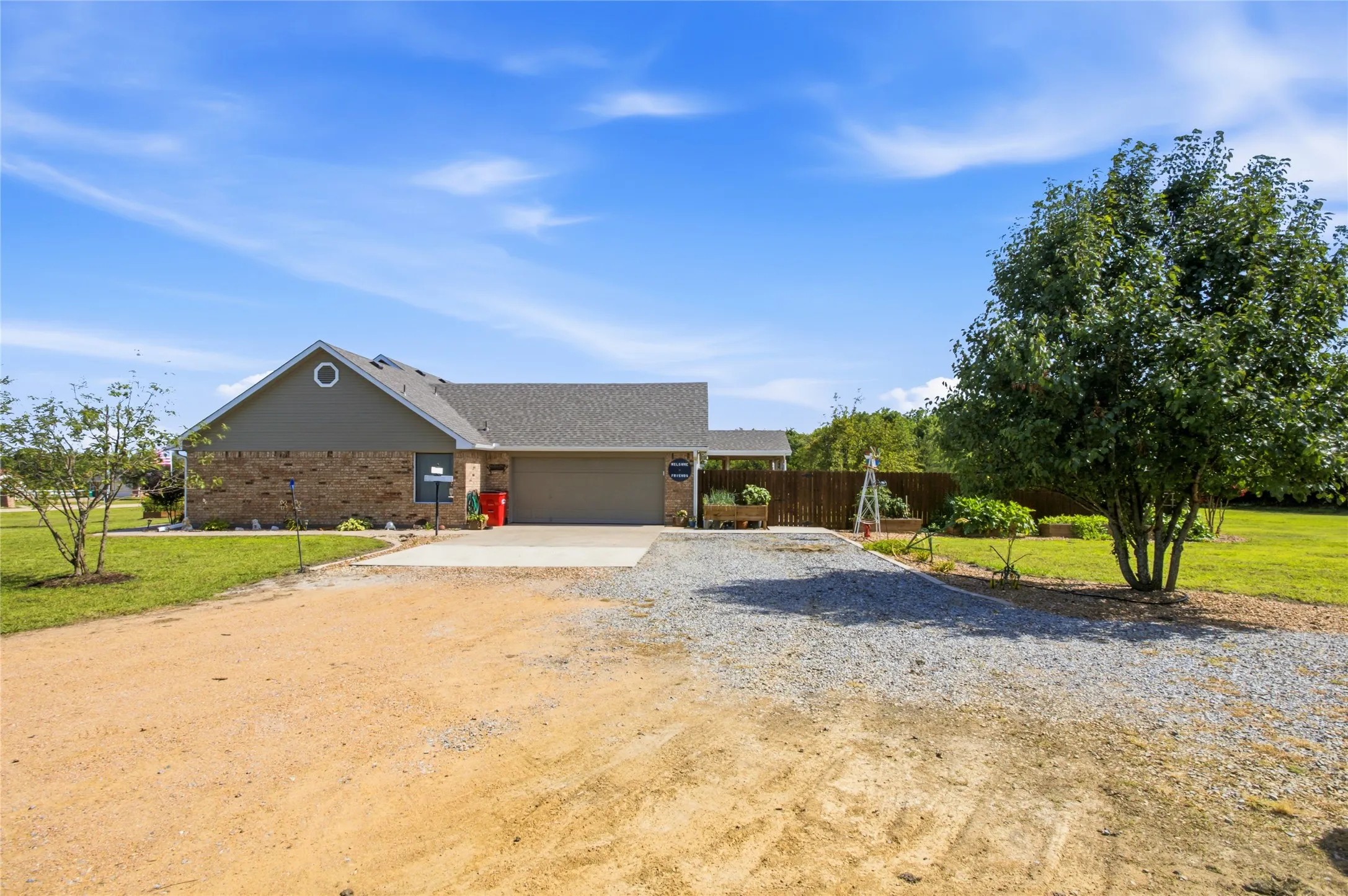 Single Family Residence For Sale in Fannin County , 119 Harli Drive, Trenton, Texas 75490, 3 Bedroom, 2 Bathroom, 2 Garage spaces, 1,860 Sqft, built in 2004, mls#21320830, Real Estate Agent in Trenton, Homes For Sale in Fannin county, Homes For Sale in Trenton, Realtor in Trenton Texas, Real Estate Brokerage Independent Realty Texas, Luminita Cordes Realtor