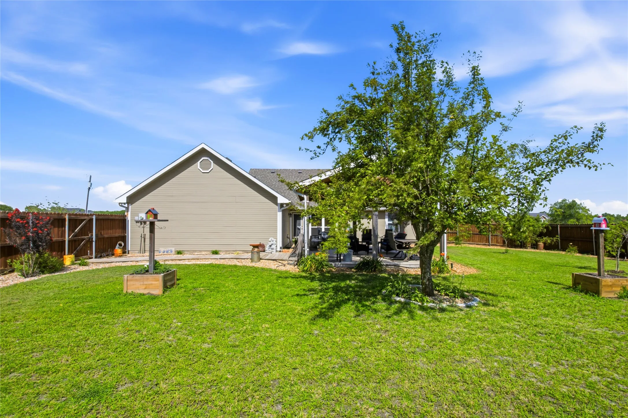 Single Family Residence For Sale in Fannin County , 119 Harli Drive, Trenton, Texas 75490, 3 Bedroom, 2 Bathroom, 2 Garage spaces, 1,860 Sqft, built in 2004, mls#21320830, Real Estate Agent in Trenton, Homes For Sale in Fannin county, Homes For Sale in Trenton, Realtor in Trenton Texas, Real Estate Brokerage Independent Realty Texas, Luminita Cordes Realtor