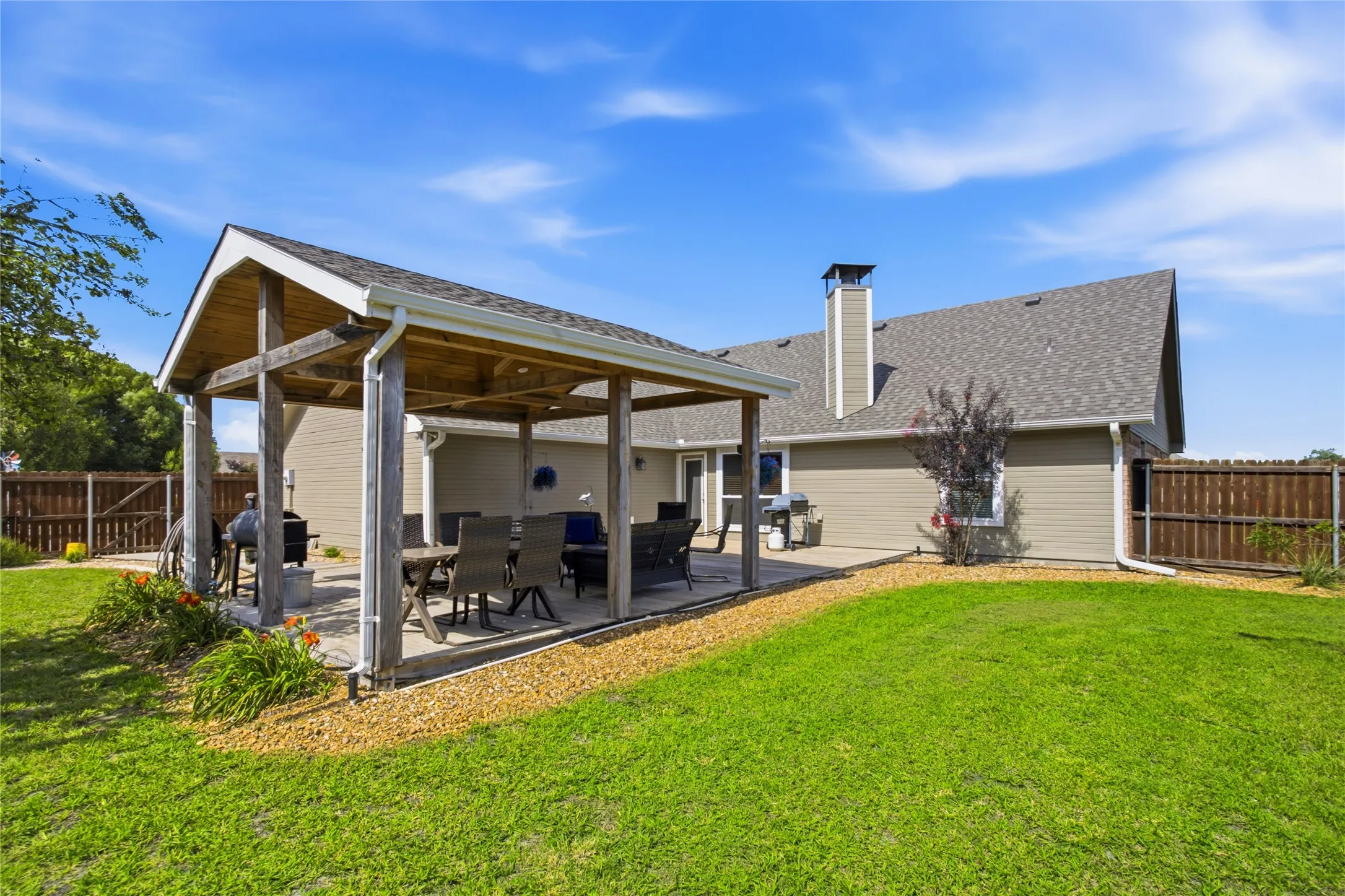Single Family Residence For Sale in Fannin County , 119 Harli Drive, Trenton, Texas 75490, 3 Bedroom, 2 Bathroom, 2 Garage spaces, 1,860 Sqft, built in 2004, mls#21320830, Real Estate Agent in Trenton, Homes For Sale in Fannin county, Homes For Sale in Trenton, Realtor in Trenton Texas, Real Estate Brokerage Independent Realty Texas, Luminita Cordes Realtor