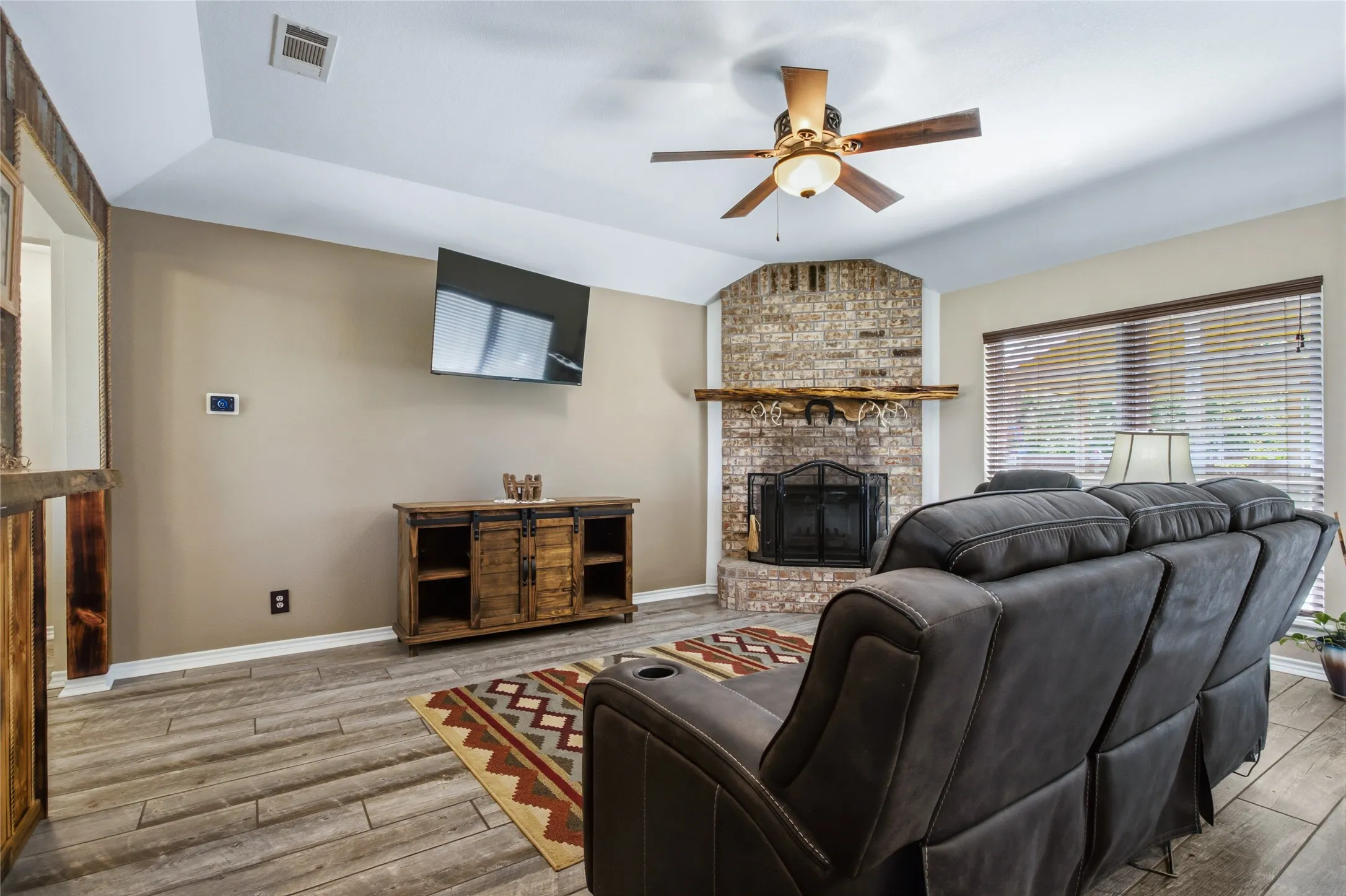 Single Family Residence For Sale in Fannin County , 119 Harli Drive, Trenton, Texas 75490, 3 Bedroom, 2 Bathroom, 2 Garage spaces, 1,860 Sqft, built in 2004, mls#21320830, Real Estate Agent in Trenton, Homes For Sale in Fannin county, Homes For Sale in Trenton, Realtor in Trenton Texas, Real Estate Brokerage Independent Realty Texas, Luminita Cordes Realtor