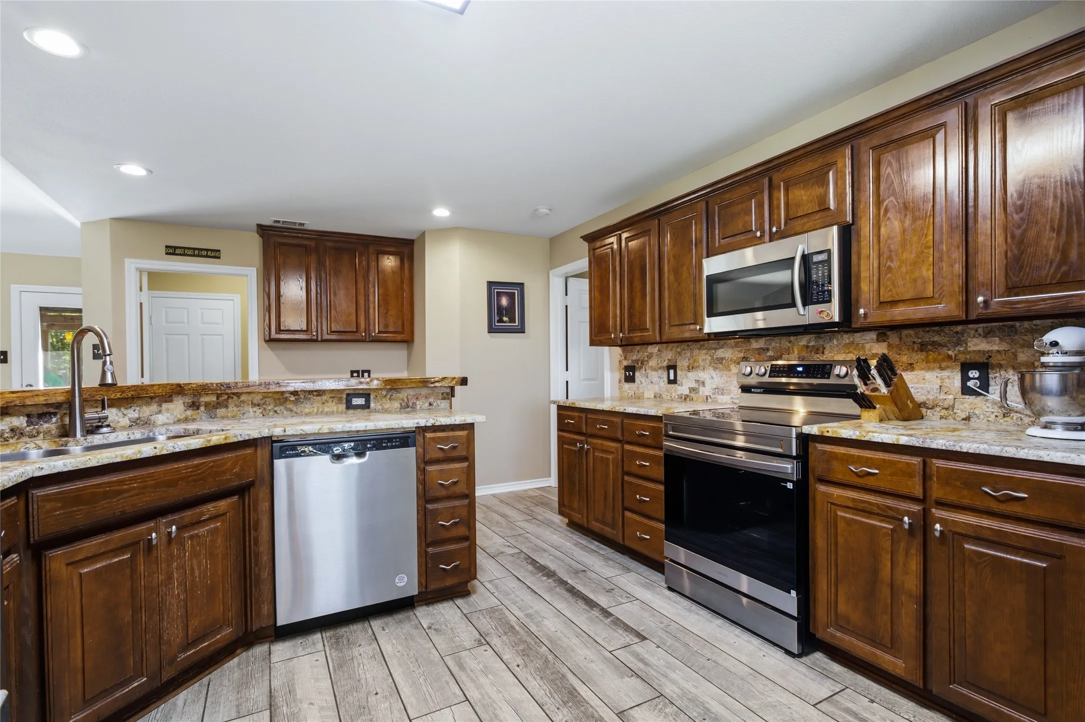 Single Family Residence For Sale in Fannin County , 119 Harli Drive, Trenton, Texas 75490, 3 Bedroom, 2 Bathroom, 2 Garage spaces, 1,860 Sqft, built in 2004, mls#21320830, Real Estate Agent in Trenton, Homes For Sale in Fannin county, Homes For Sale in Trenton, Realtor in Trenton Texas, Real Estate Brokerage Independent Realty Texas, Luminita Cordes Realtor