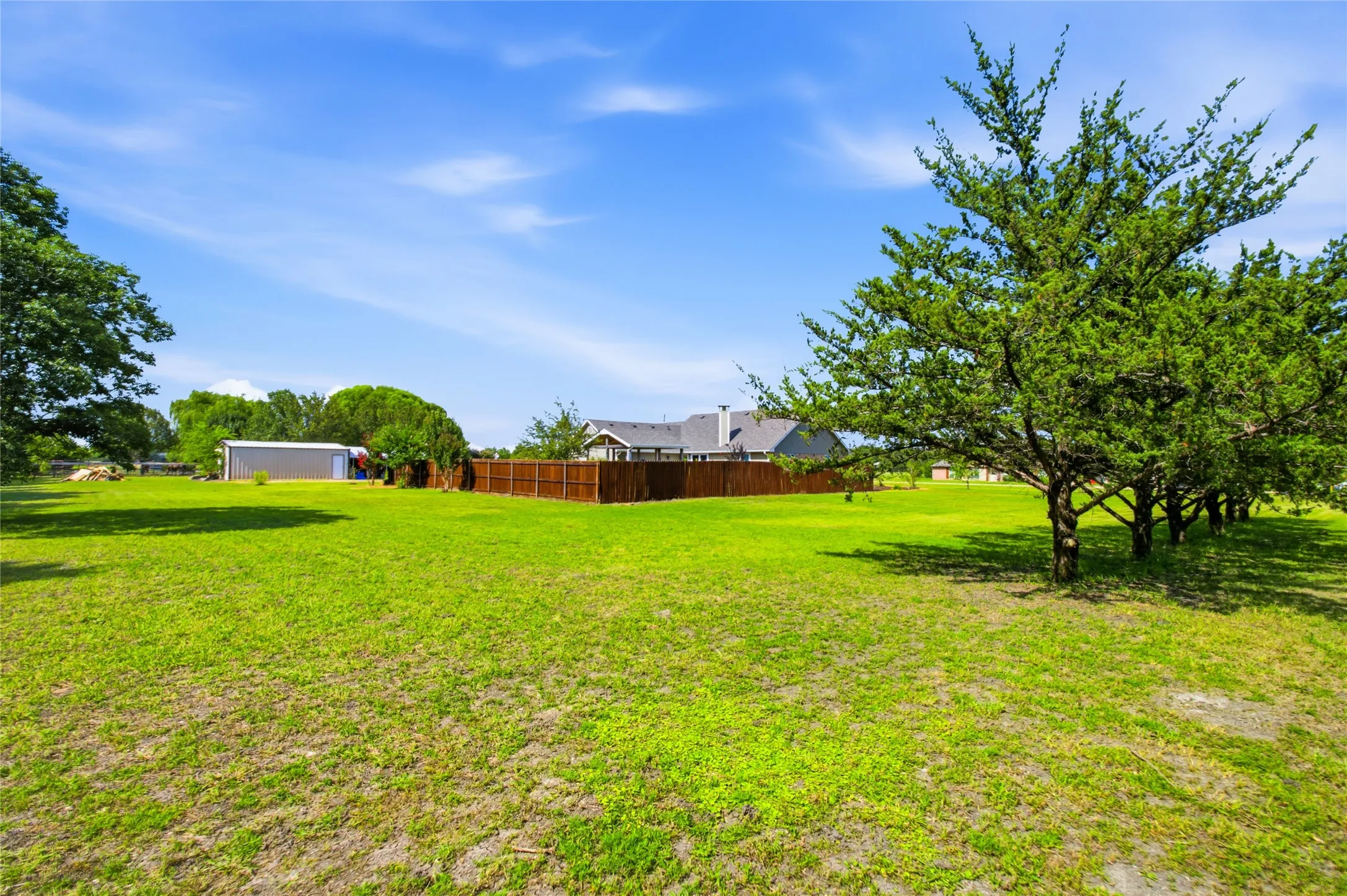 Single Family Residence For Sale in Fannin County , 119 Harli Drive, Trenton, Texas 75490, 3 Bedroom, 2 Bathroom, 2 Garage spaces, 1,860 Sqft, built in 2004, mls#21320830, Real Estate Agent in Trenton, Homes For Sale in Fannin county, Homes For Sale in Trenton, Realtor in Trenton Texas, Real Estate Brokerage Independent Realty Texas, Luminita Cordes Realtor