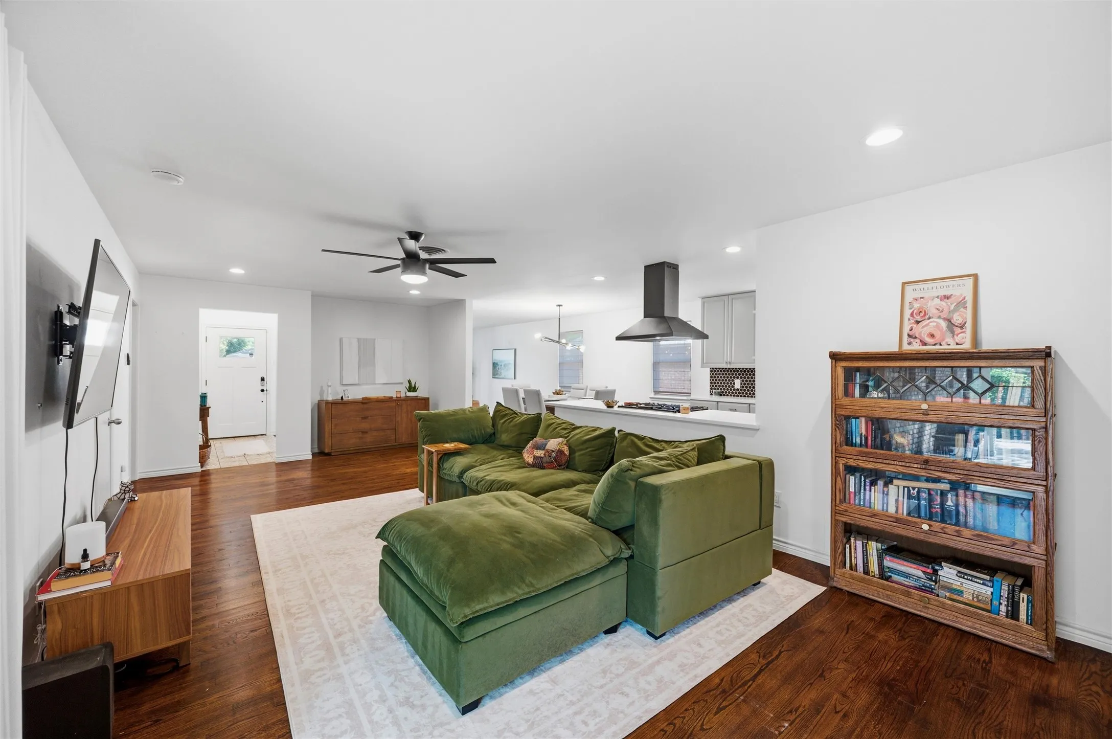 Single Family Residence For Sale in Dallas County , 2536 Saint Francis Avenue, Dallas, Texas 75228, 3 Bedroom, 2 Bathroom, 2 Garage spaces, 1,668 Sqft, built in 1965, mls#21316221, Real Estate Agent in Dallas, Homes For Sale in Dallas county, Homes For Sale in Dallas, Realtor in Dallas Texas, Real Estate Brokerage Independent Realty Texas, Luminita Cordes Realtor