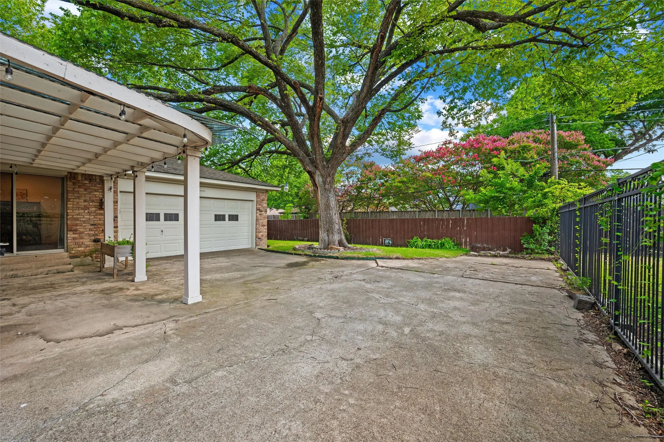 Single Family Residence For Sale in Dallas County , 2536 Saint Francis Avenue, Dallas, Texas 75228, 3 Bedroom, 2 Bathroom, 2 Garage spaces, 1,668 Sqft, built in 1965, mls#21316221, Real Estate Agent in Dallas, Homes For Sale in Dallas county, Homes For Sale in Dallas, Realtor in Dallas Texas, Real Estate Brokerage Independent Realty Texas, Luminita Cordes Realtor