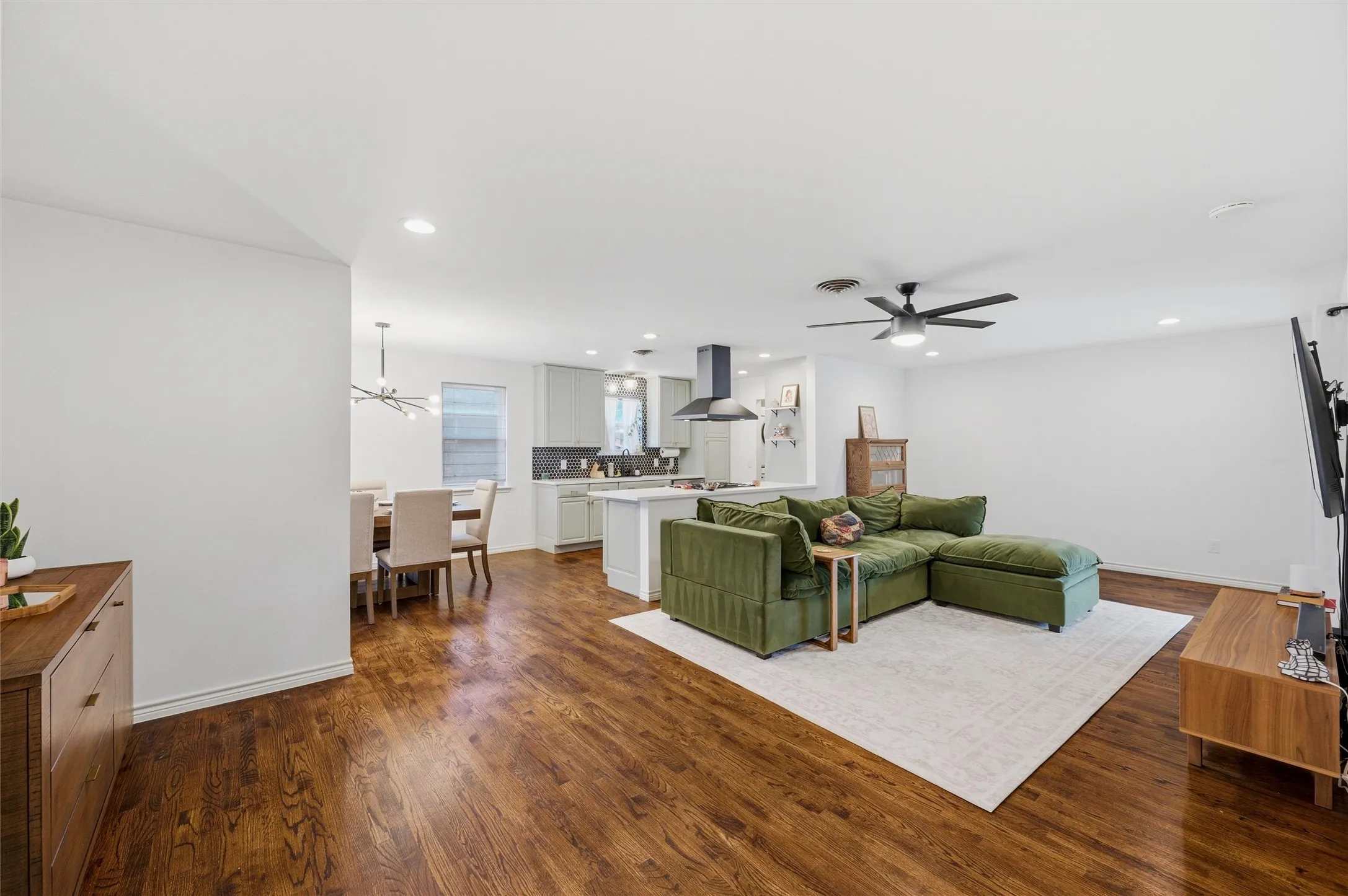 Single Family Residence For Sale in Dallas County , 2536 Saint Francis Avenue, Dallas, Texas 75228, 3 Bedroom, 2 Bathroom, 2 Garage spaces, 1,668 Sqft, built in 1965, mls#21316221, Real Estate Agent in Dallas, Homes For Sale in Dallas county, Homes For Sale in Dallas, Realtor in Dallas Texas, Real Estate Brokerage Independent Realty Texas, Luminita Cordes Realtor