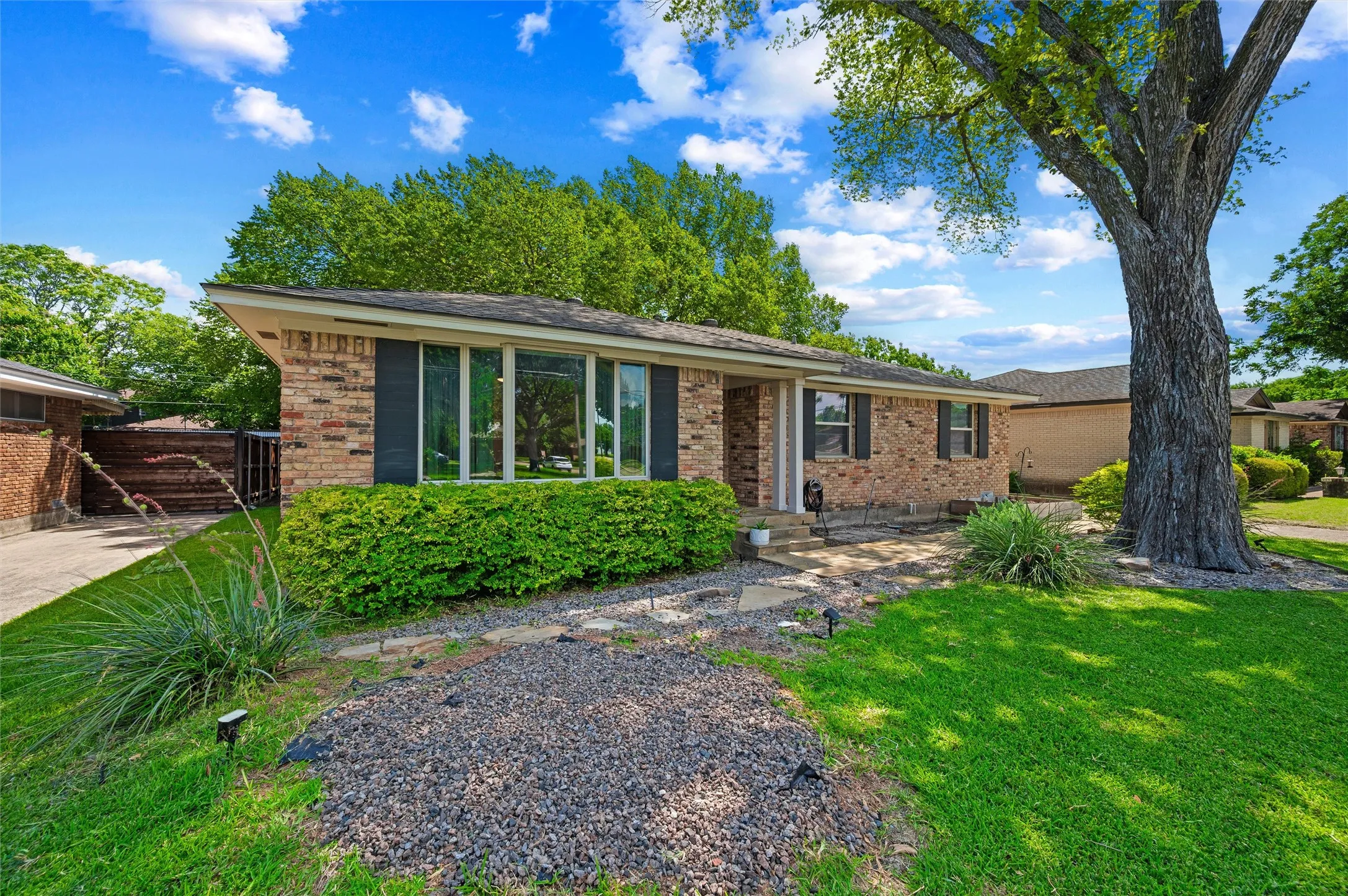 Single Family Residence For Sale in Dallas County , 2536 Saint Francis Avenue, Dallas, Texas 75228, 3 Bedroom, 2 Bathroom, 2 Garage spaces, 1,668 Sqft, built in 1965, mls#21316221, Real Estate Agent in Dallas, Homes For Sale in Dallas county, Homes For Sale in Dallas, Realtor in Dallas Texas, Real Estate Brokerage Independent Realty Texas, Luminita Cordes Realtor