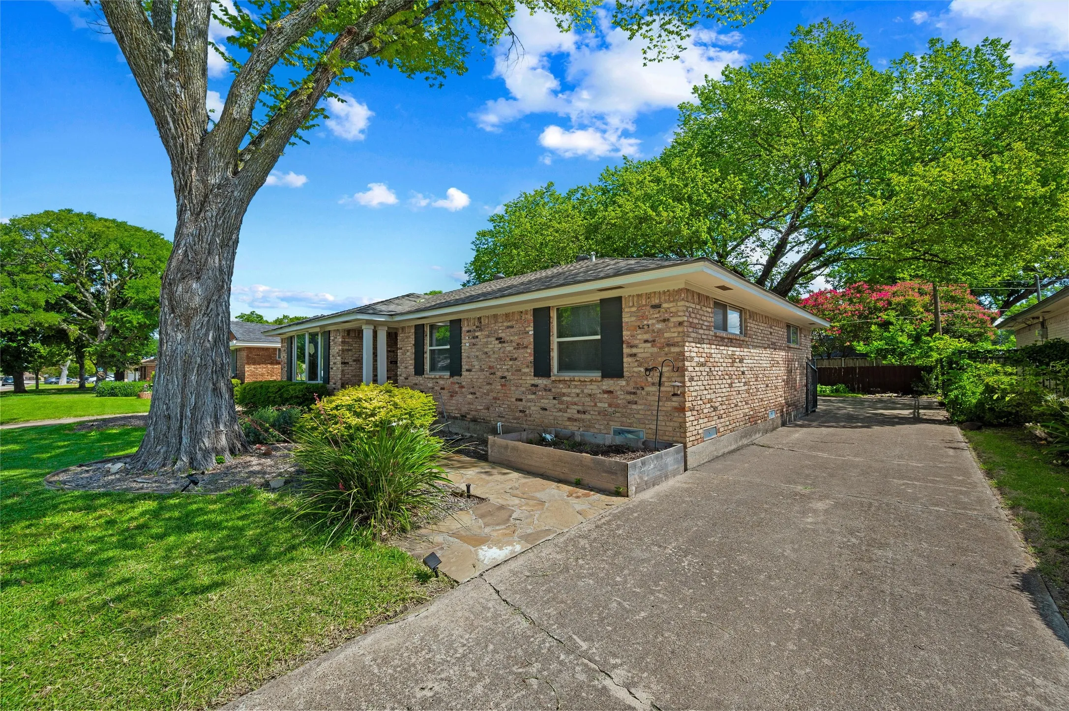 Single Family Residence For Sale in Dallas County , 2536 Saint Francis Avenue, Dallas, Texas 75228, 3 Bedroom, 2 Bathroom, 2 Garage spaces, 1,668 Sqft, built in 1965, mls#21316221, Real Estate Agent in Dallas, Homes For Sale in Dallas county, Homes For Sale in Dallas, Realtor in Dallas Texas, Real Estate Brokerage Independent Realty Texas, Luminita Cordes Realtor
