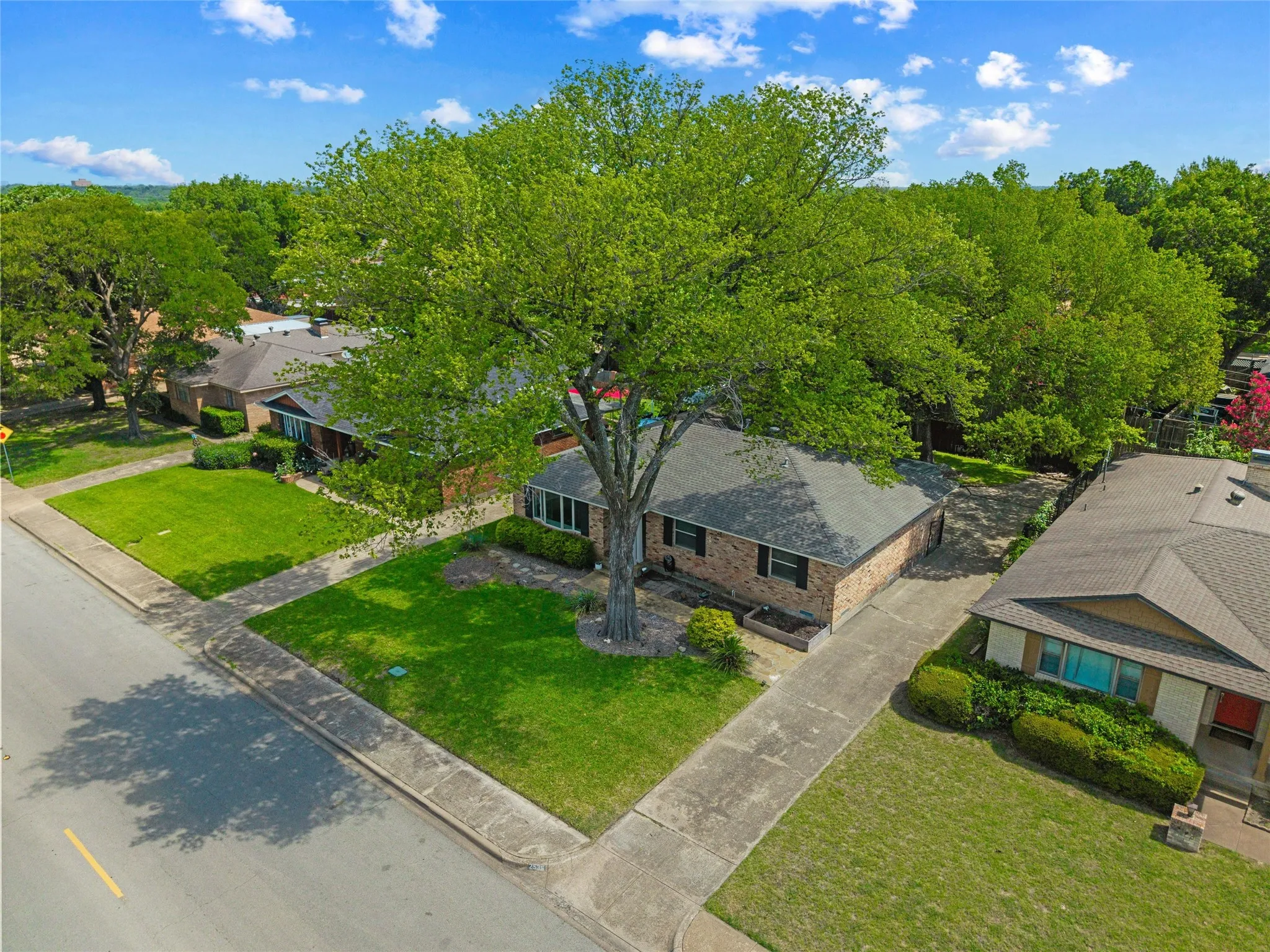 Single Family Residence For Sale in Dallas County , 2536 Saint Francis Avenue, Dallas, Texas 75228, 3 Bedroom, 2 Bathroom, 2 Garage spaces, 1,668 Sqft, built in 1965, mls#21316221, Real Estate Agent in Dallas, Homes For Sale in Dallas county, Homes For Sale in Dallas, Realtor in Dallas Texas, Real Estate Brokerage Independent Realty Texas, Luminita Cordes Realtor